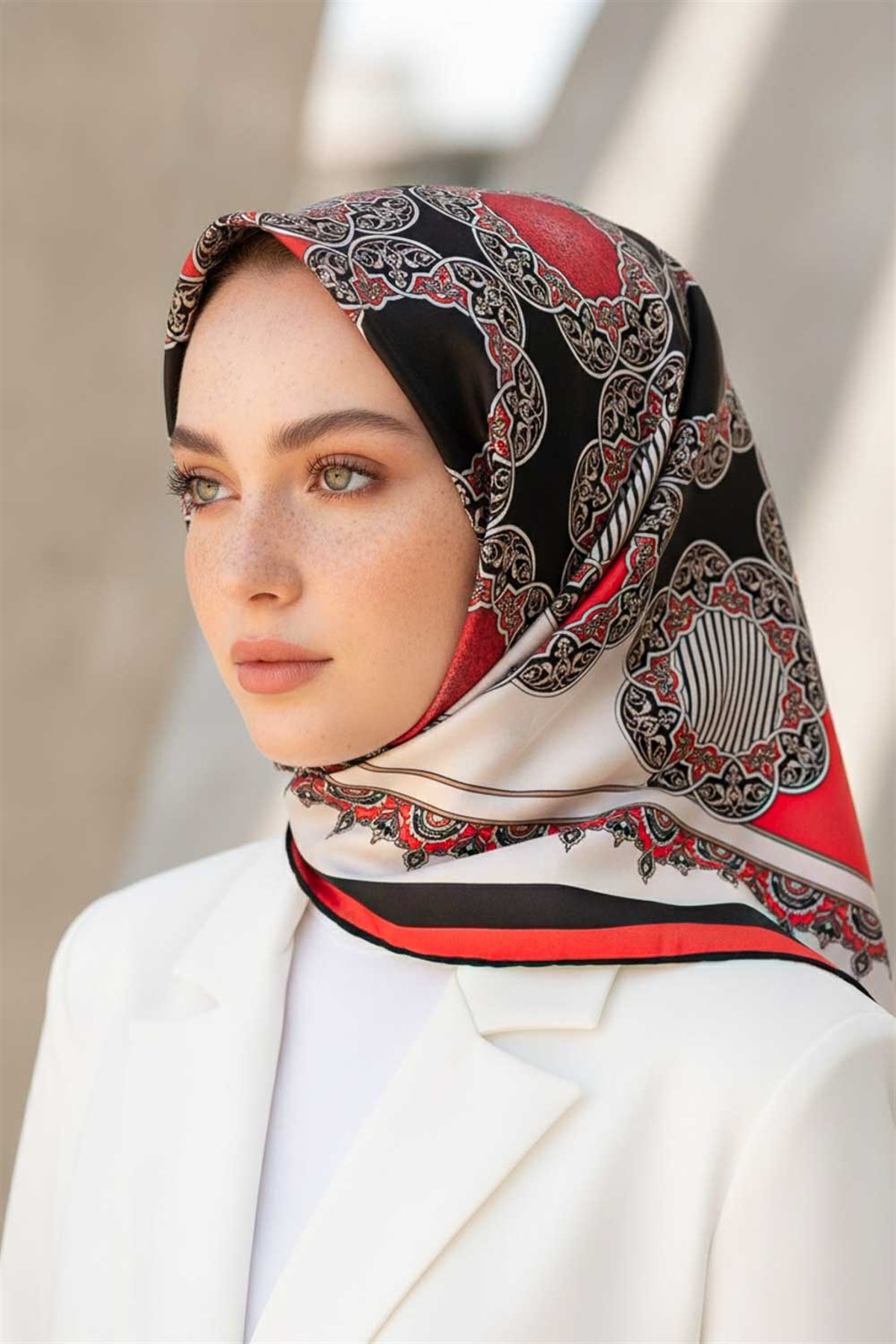 %100 Twill Türk Motifi  Desenli Siyah - Nar Çiçeği Renkli 90x90 Eşarp Dikim Şekli: El Dikişi