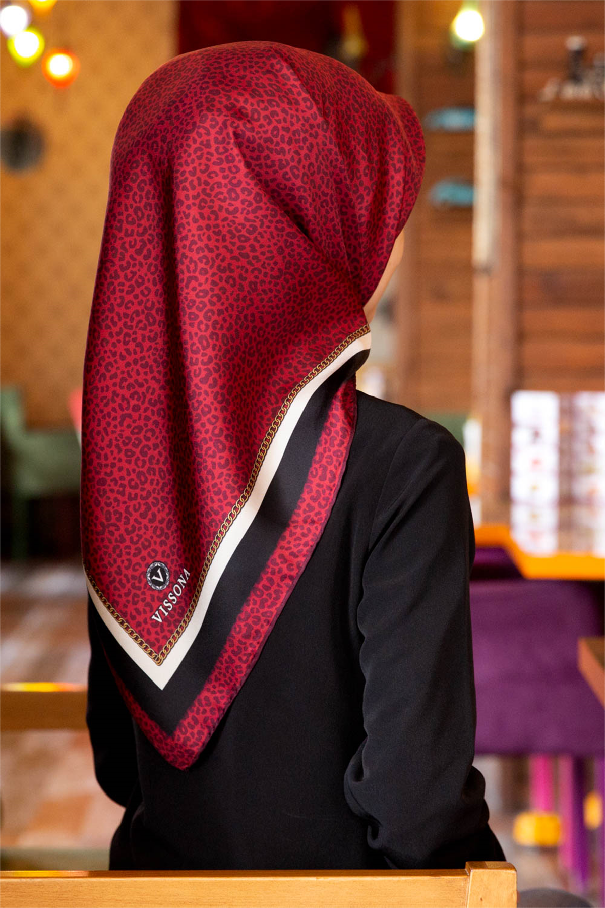 % 57 İPEK % 43 VİSKON Twill İpek Leopar Desenli Bordo Renkli 90x90 Eşarp Dikim Şekli : El Dikişi