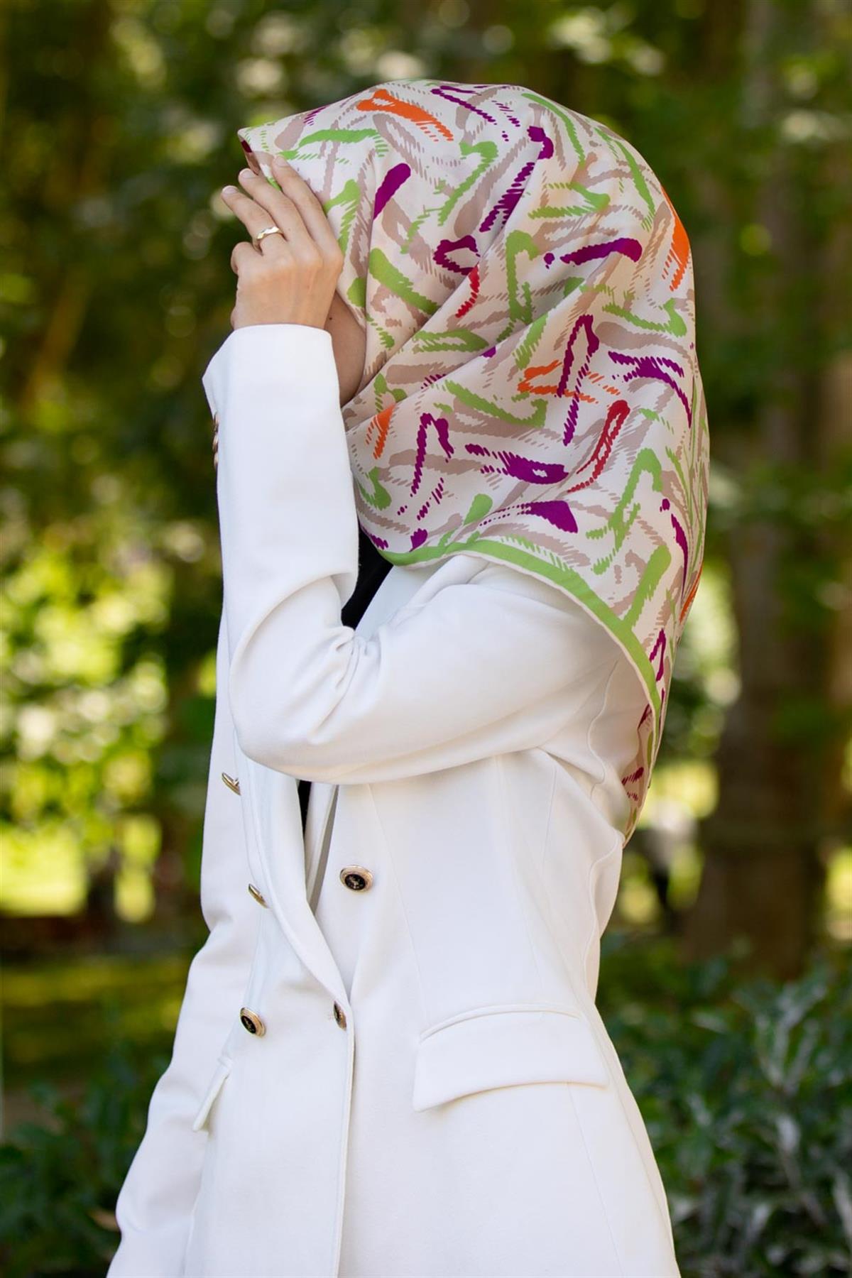 %100 Twill İpek Geometrik Desenli Fıstık Yeşili - Mürdüm Renkli 90x90 Eşarp Dikim Şekli : El Dikişi