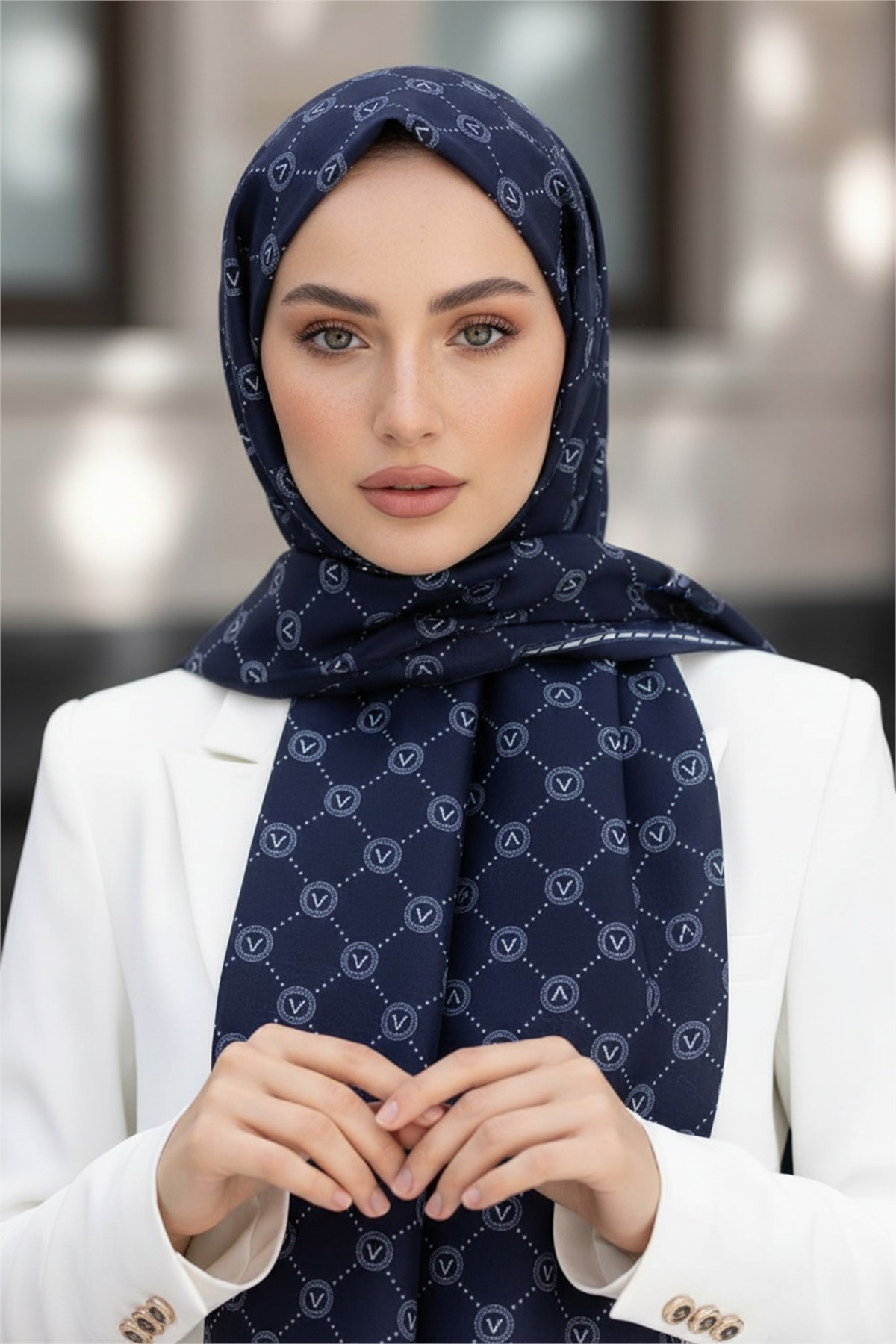 %100 Saf İpek Şal İnce Saten Vual Dokuma V Logo Desenli Lacivert Renkli 90x210 Şal