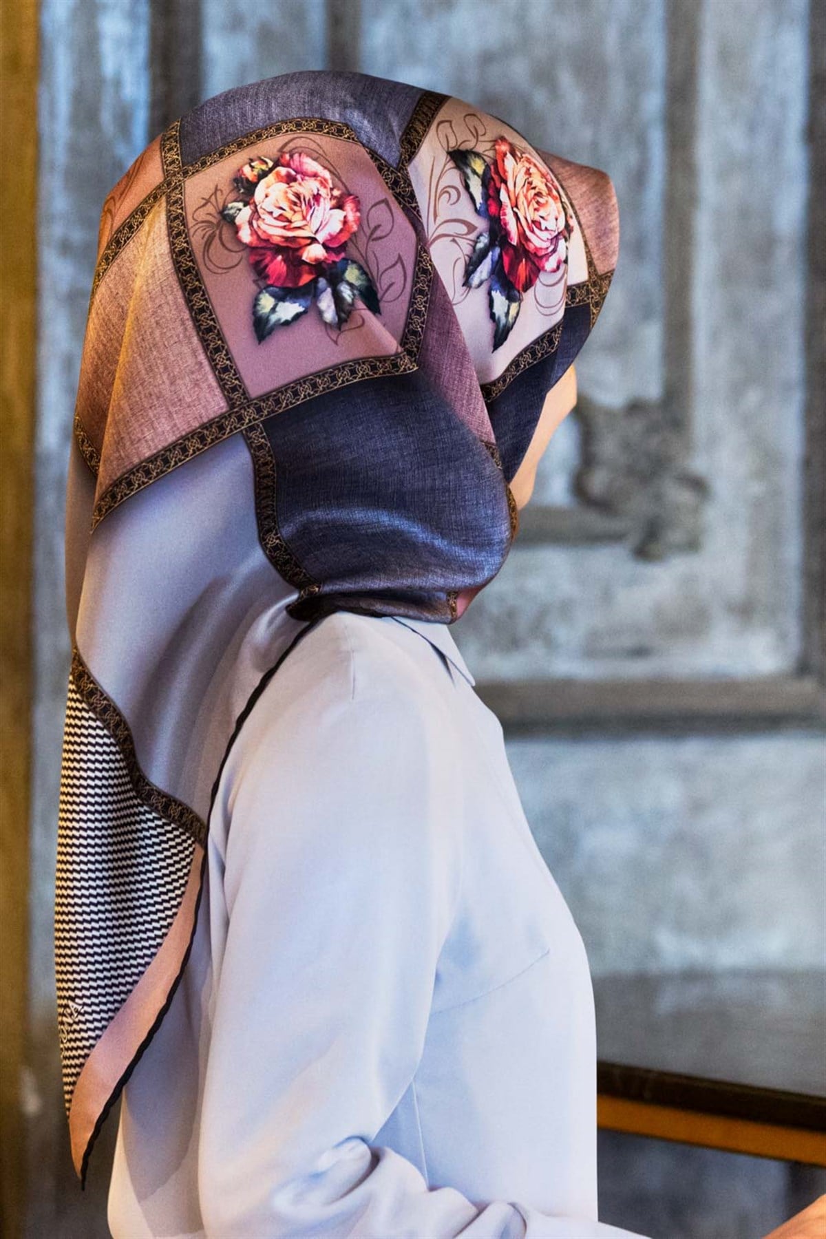 %100 Twill İpek Dokulu Çiçekli Ve Geometrik Desenli Pudra - Gri Renkli 90x90 Eşarp Dikim Şekli : El Dikişi