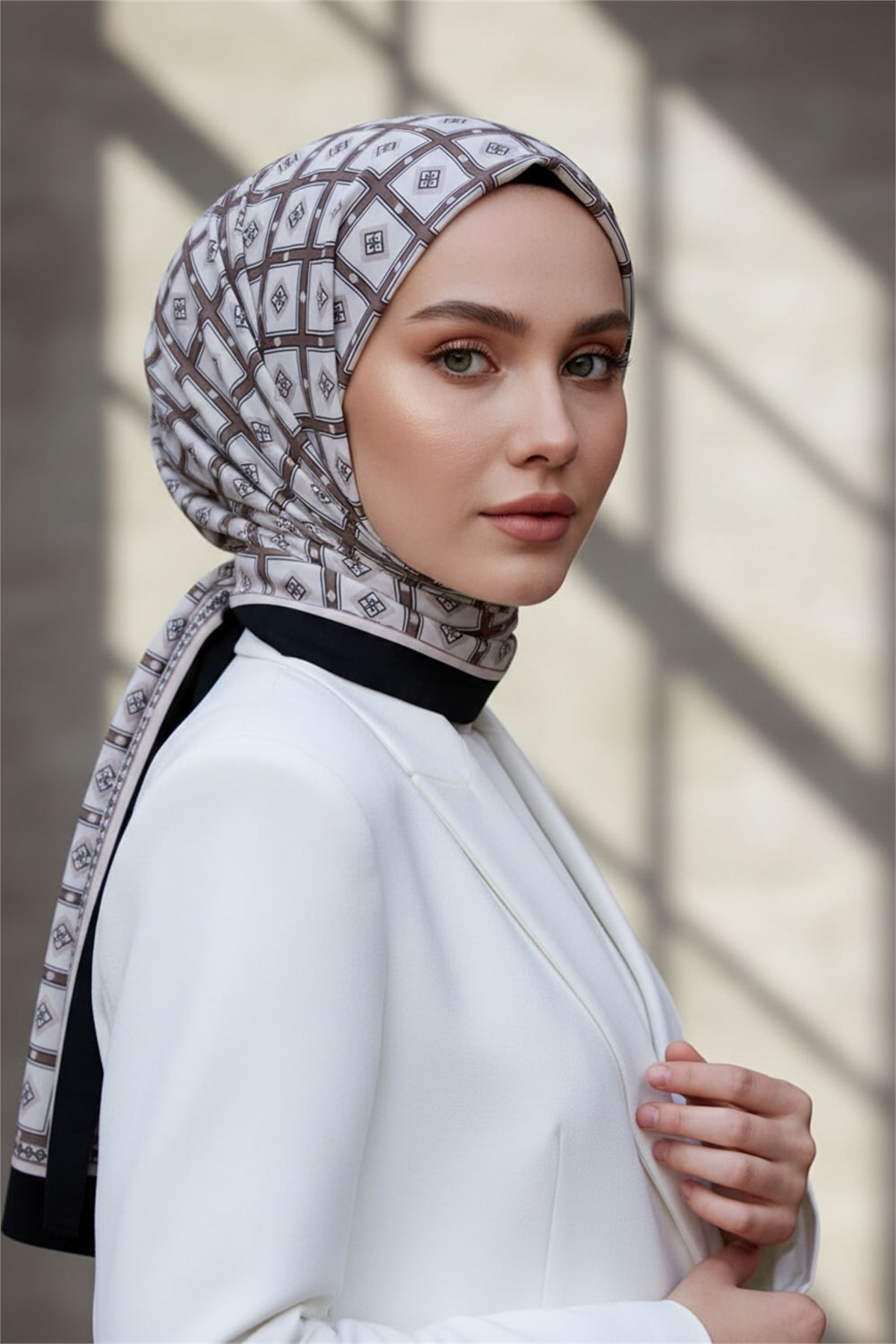 KREP KARE DESENLİ KREM - SİYAH RENKLİ 75X195 KIRIŞMAZ ŞAL