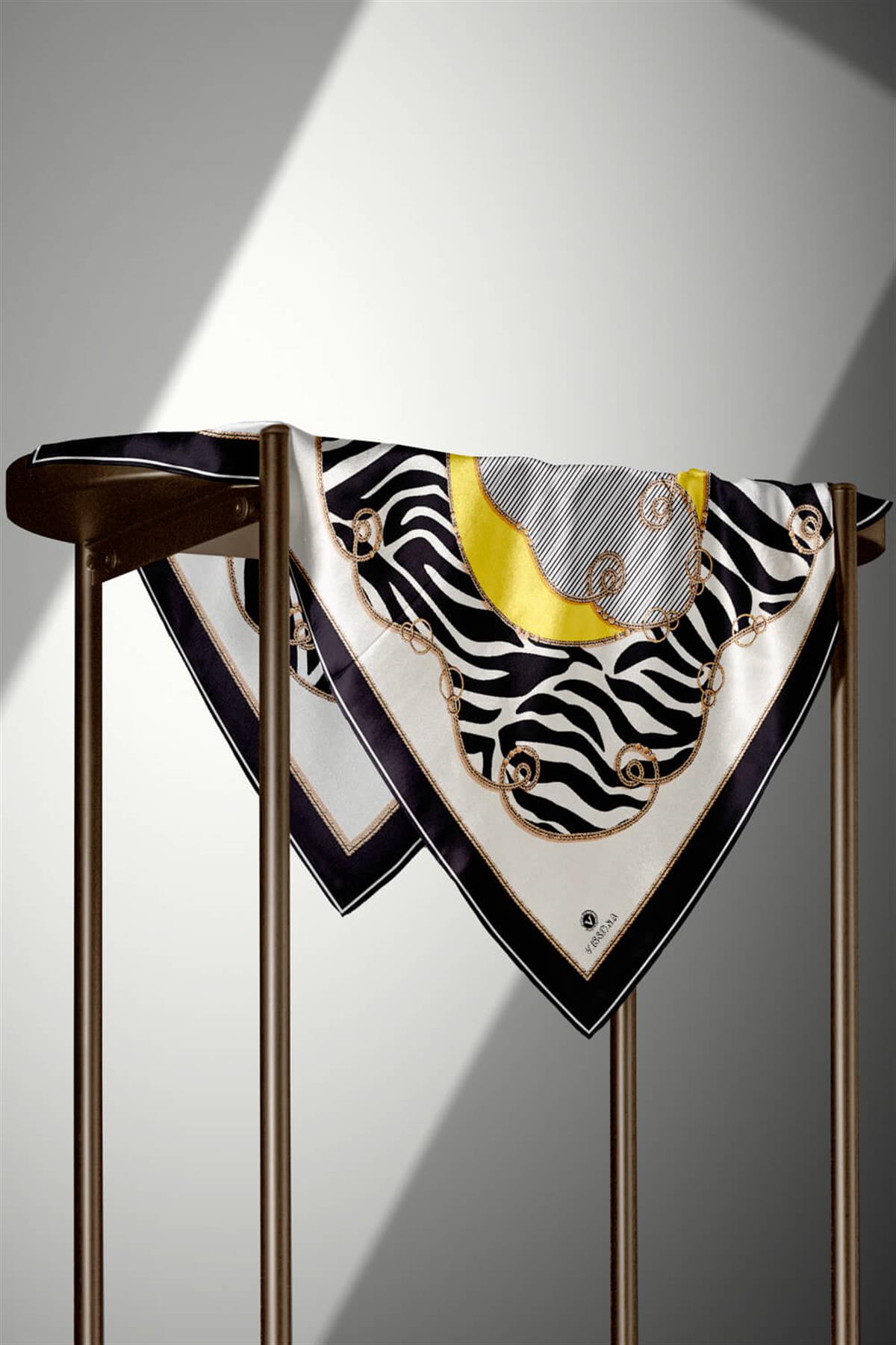 %100 Twill İpek Zincirli Ve Zebra Desenli Siyah - Limon Sarısı Renkli 90x90 Eşarp Dikim Şekli : El Dikişi