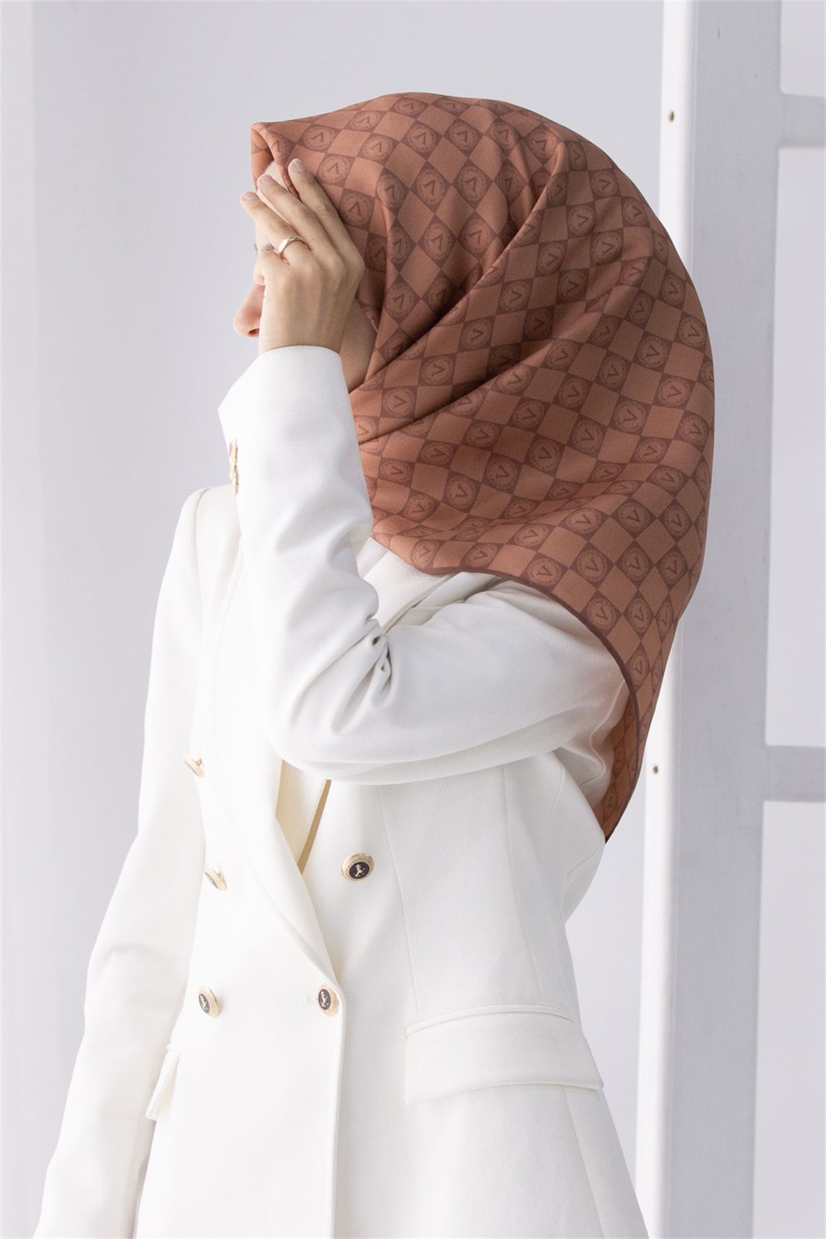 % 57 İPEK % 43 VİSKON Twill İpek Monogram Desenli Taba Renkli 90x90 Eşarp Dikim Şekli : El Dikişi