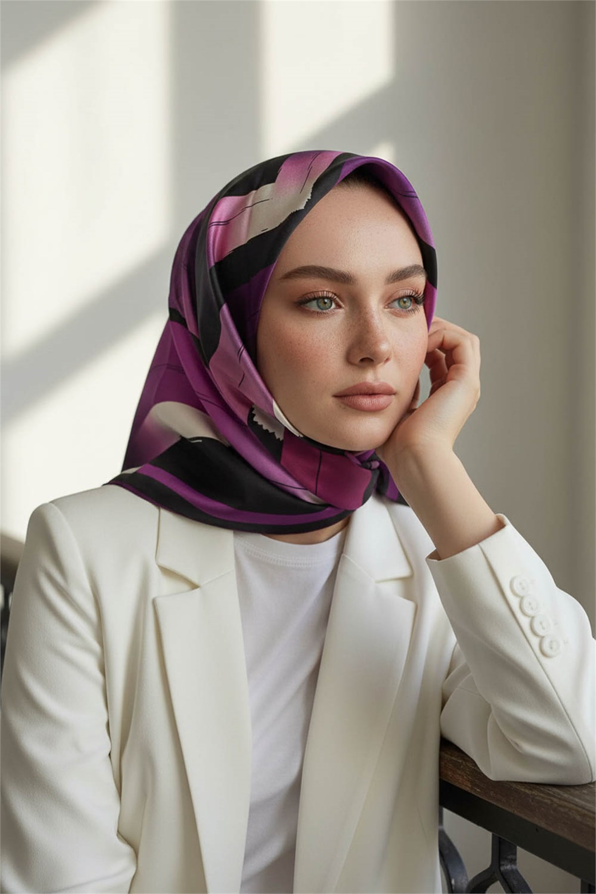 %100 Twill İpek Geometrik Fırça İzi Desenli Siyah - Mürdüm Renkli 90x90 Eşarp Dikim Şekli : El Dikişi