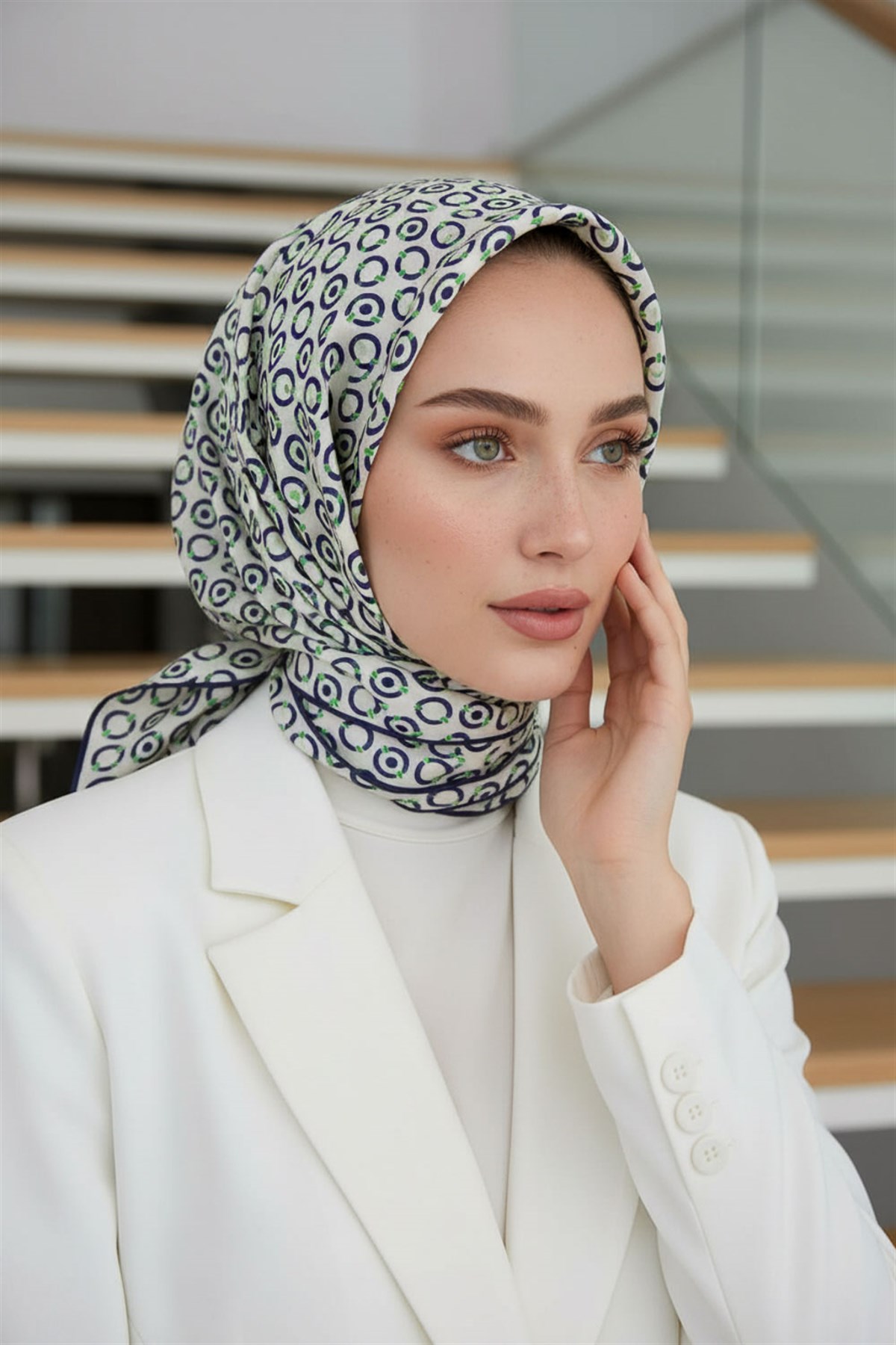 %100 Twill İpek Zincir Desenli Krem - Lacivert Renkli 90x90 Eşarp Kenar Dikiş Şekli El Dikişli