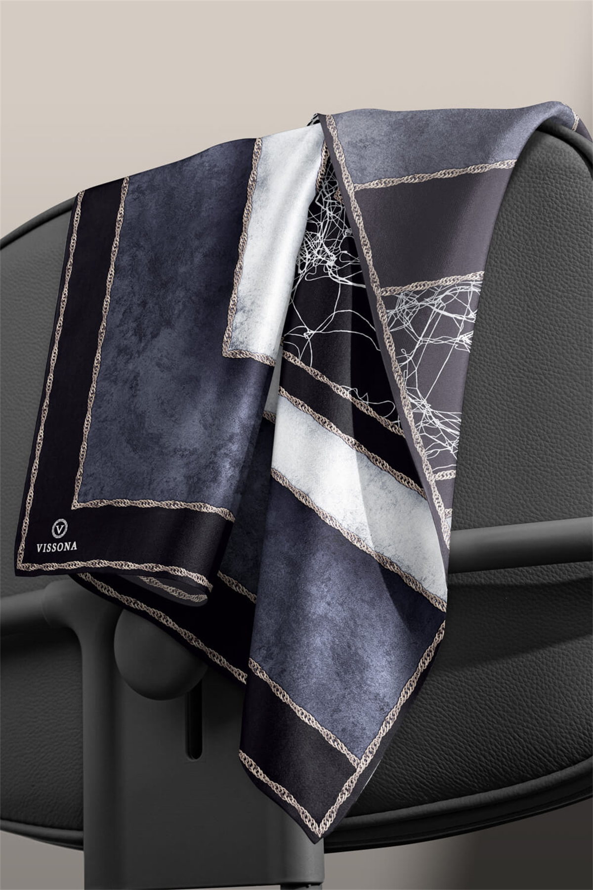 % 57 İPEK % 43 VİSKON Twill İpek Dokulu Geometrik Desenli Siyah - Krem Renkli 90x90 Eşarp Dikim Şekli : El Dikişi