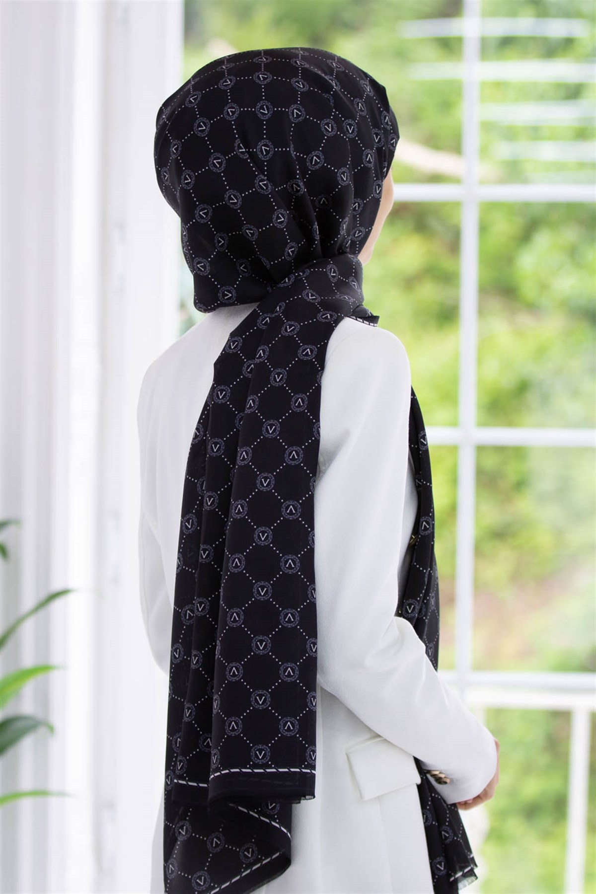 % 100 İpek V Logo Desenli Siyah - Krem Renkli 90x210 Şal