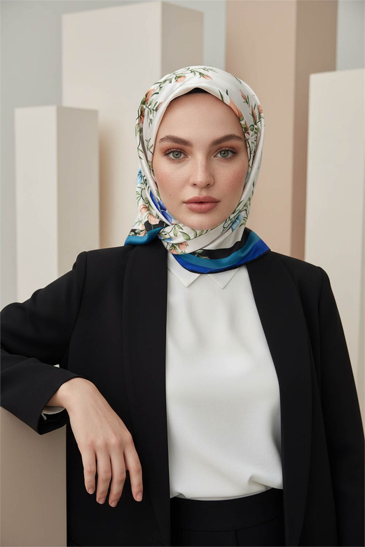 Rayon Çiçek Desenli İndigo Renkli 90x90 Eşarp (İpek İçermez) Dikim Şekli : El Dikişi