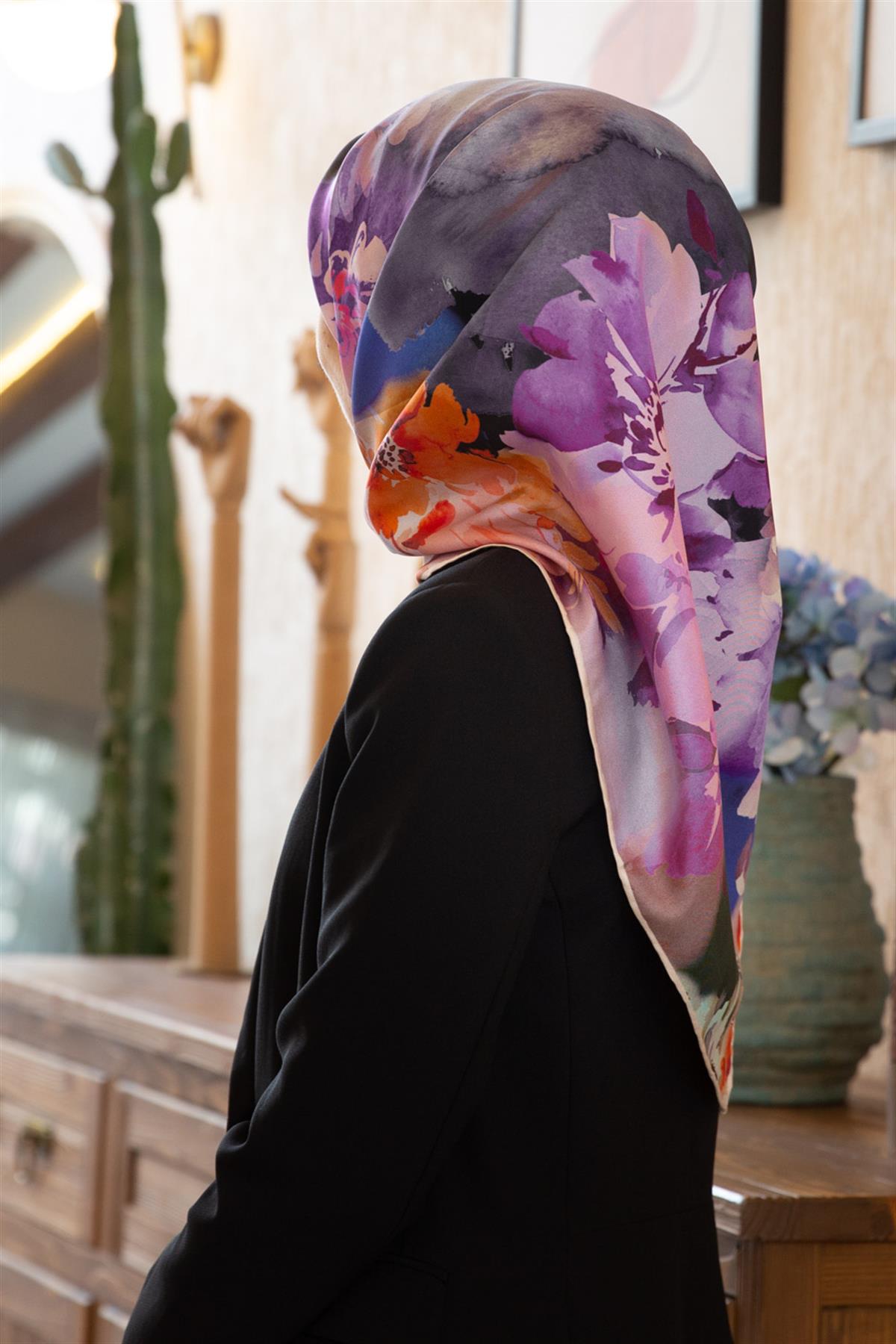 %100 Twill İpek Çiçek  Desenli Krem - Turuncu Renkli 90x90 Eşarp Dikim Şekli : El Dikişi