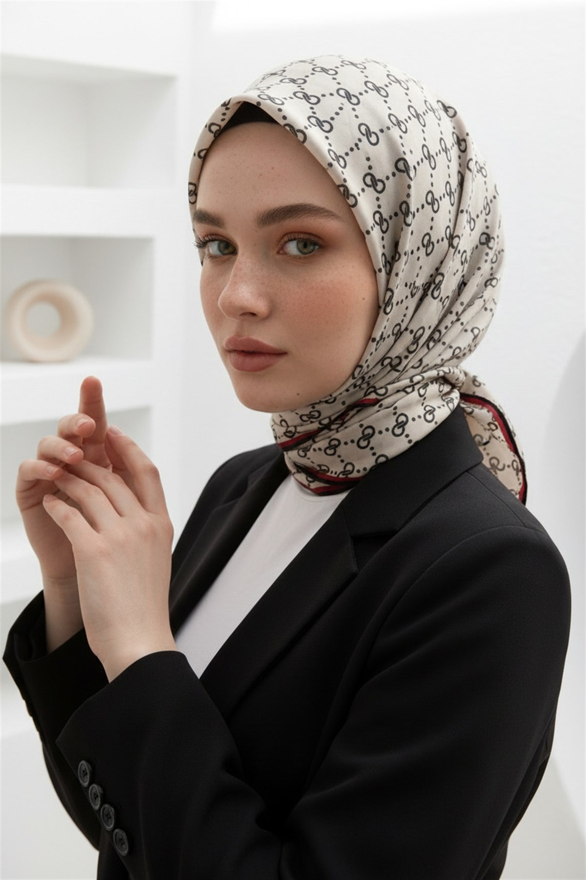 %100 Twill İpek Geometrik Desenli Siyah - Krem Renkli 90x90 Eşarp Dikim Şekli : El Dikişi