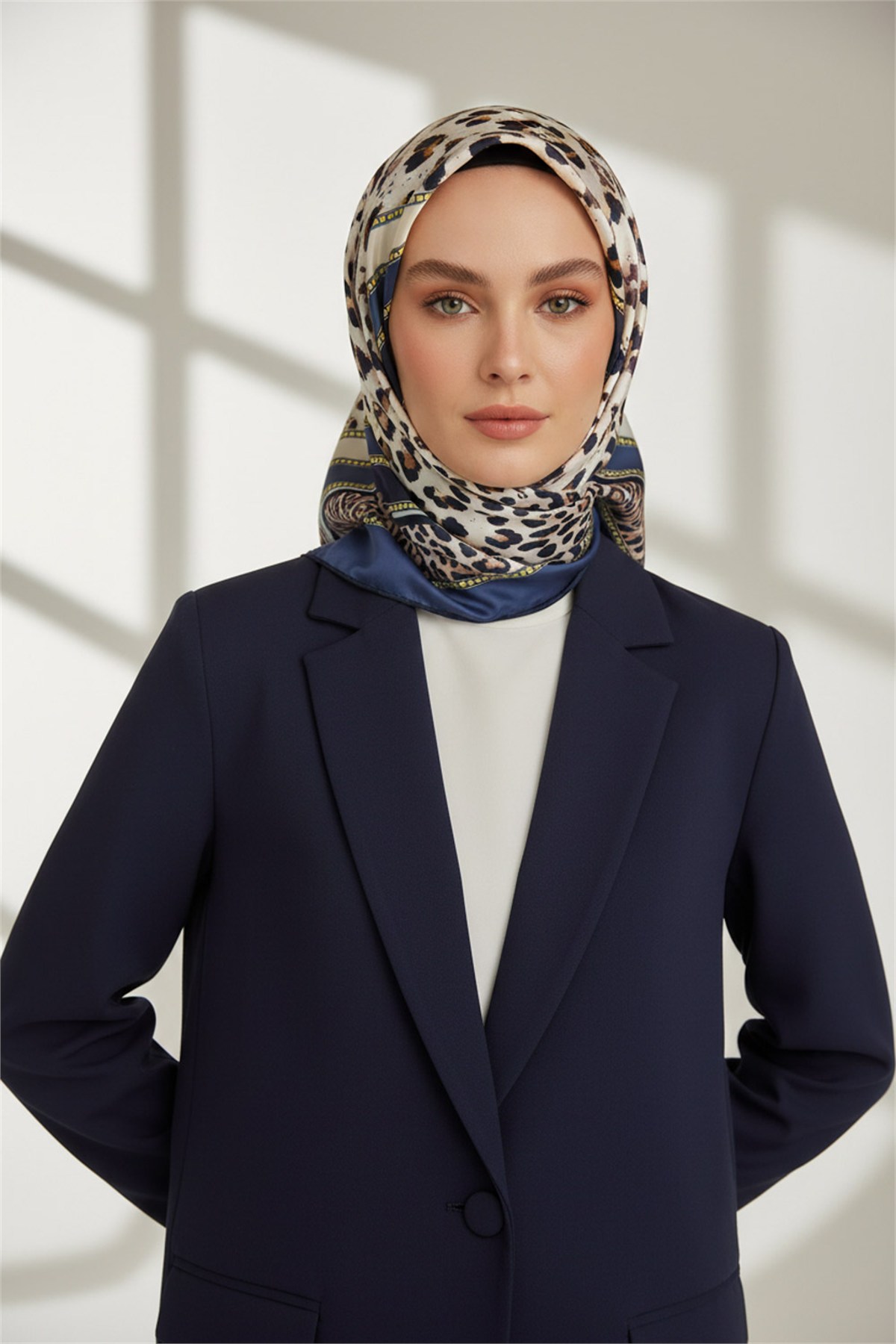 Twill Kemerli ve Leopar Desenli İndigo Renkli 90x90 Eşarp (İpek İçermez) Dikim Şekli : El Dikişi