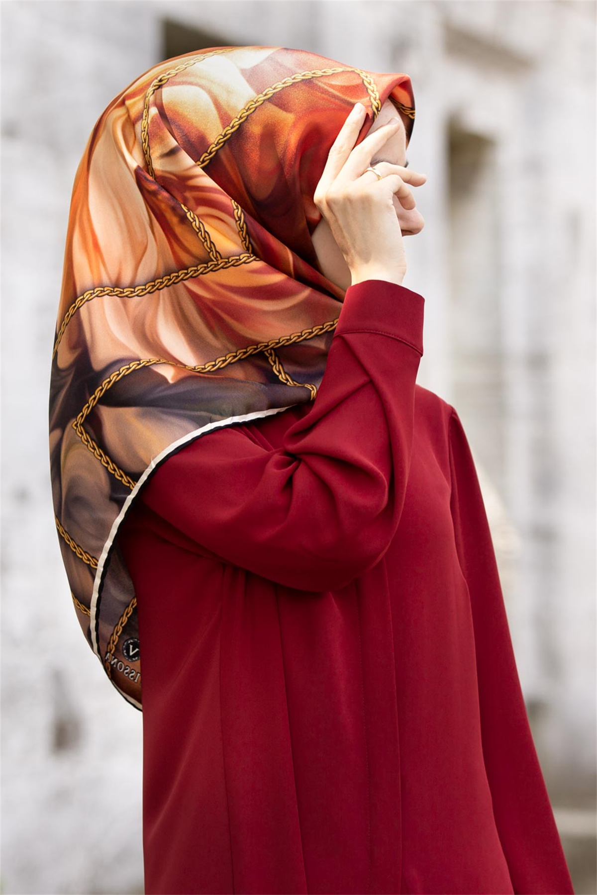 % 57 İPEK % 43 VİSKON Twill İpek Çiçek Geometrik Desenli tabalı kırmızılı Renkli 90x90 Eşarp Dikim Şekli : El Dikişi