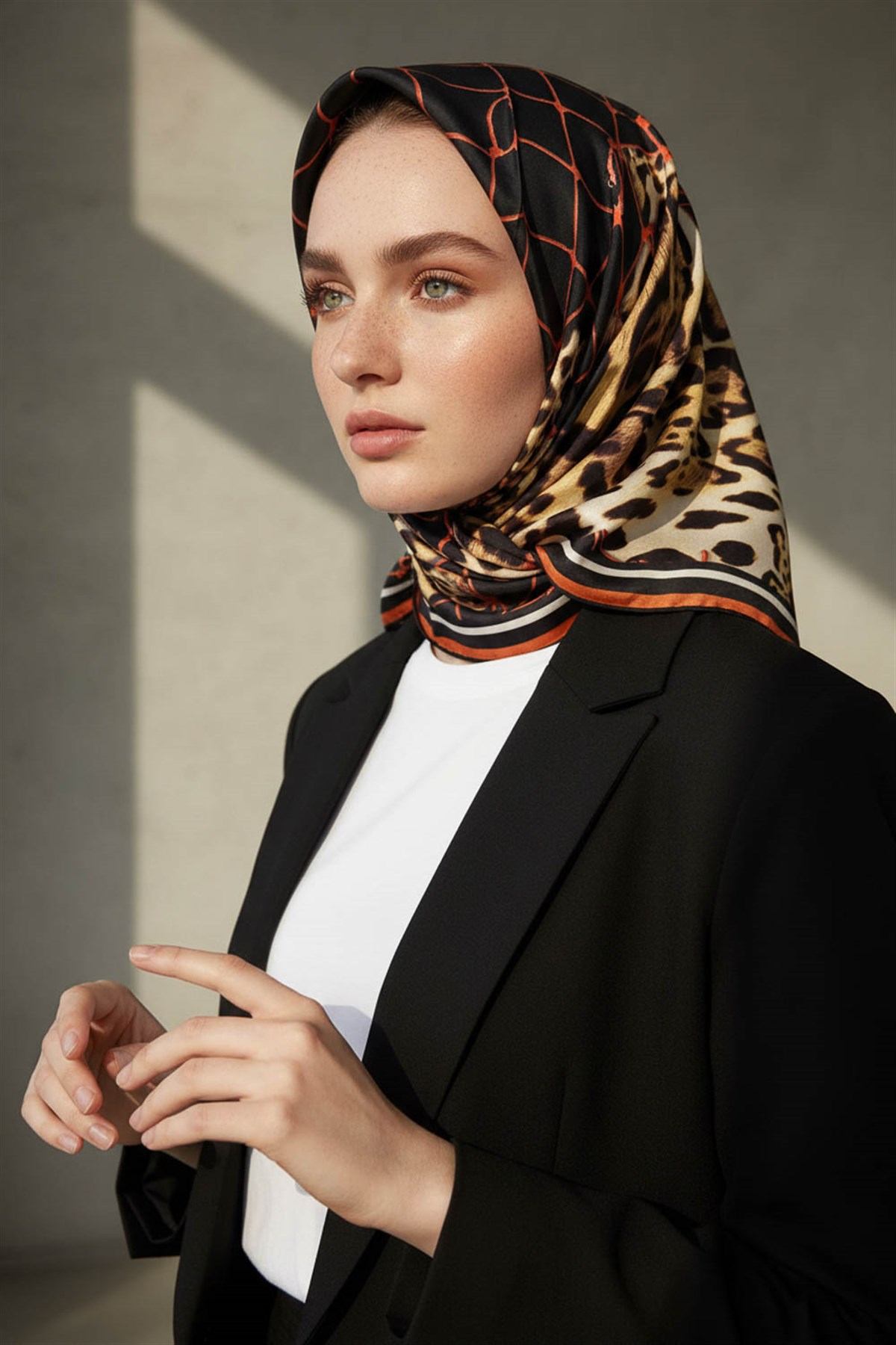 %100 Twill İpek Leopar Desenli Siyah - Taba Renkli 90x90 Eşarp Dikim Şekli : El Dikişi