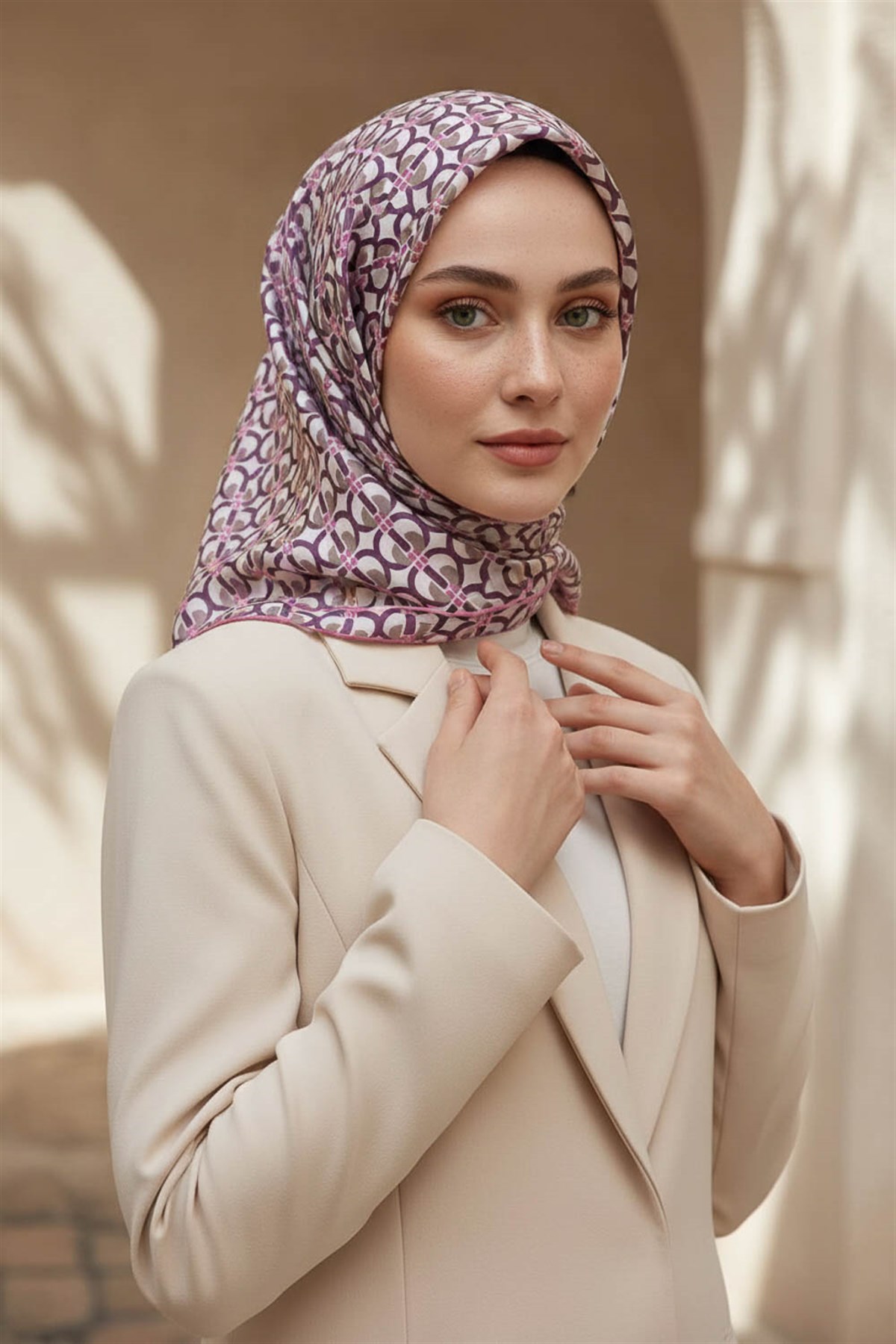 %100 Twill İpek Geometrik Desenli Pudra Renkli 90x90 Eşarp Dikim Şekli : El Dikişi