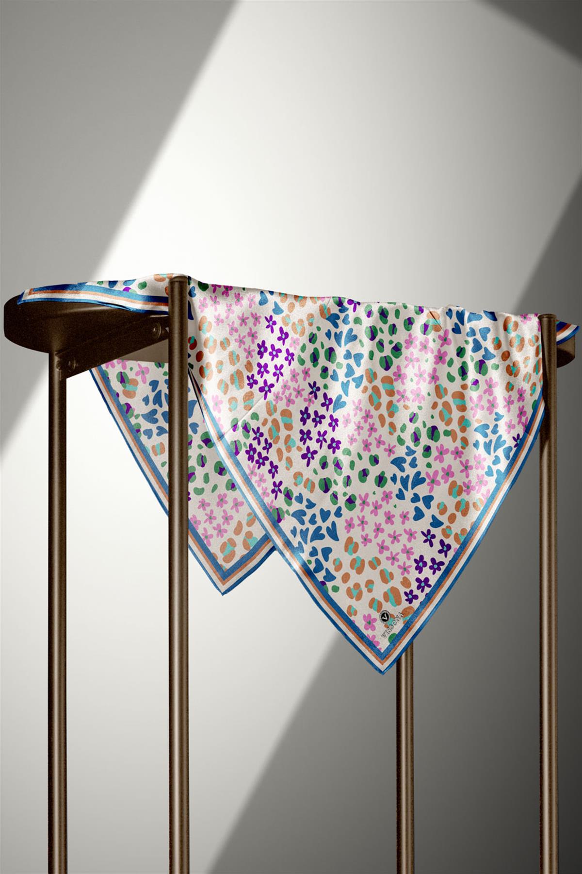 %100 Twill İpek Kalpli Leopar Desenli İndigo - Pembe Renkli 90x90 Eşarp Dikim Şekli : El Dikişi