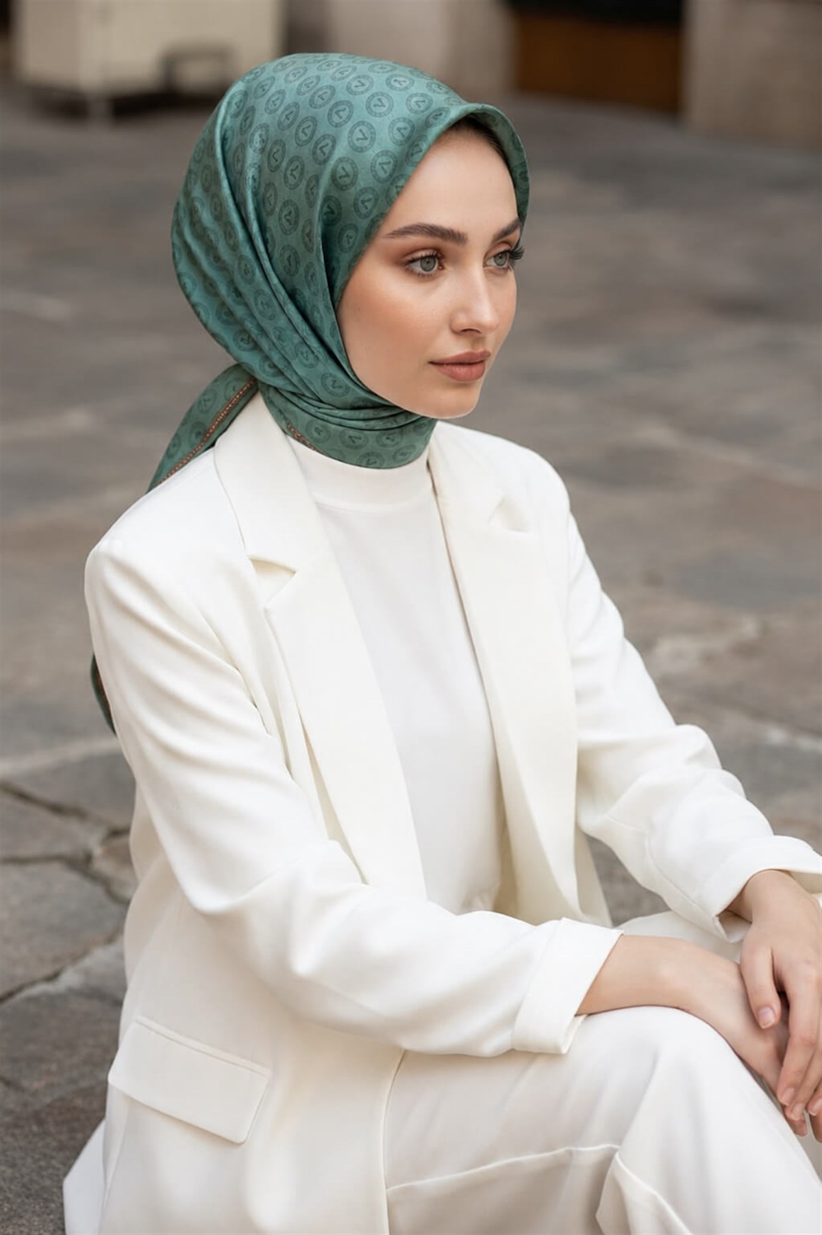 % 57 İPEK % 43 VİSKON Twill İpek Monogram Desenli Benetton Yeşili Renkli 90x90 Eşarp Dikim Şekli : El Dikişi