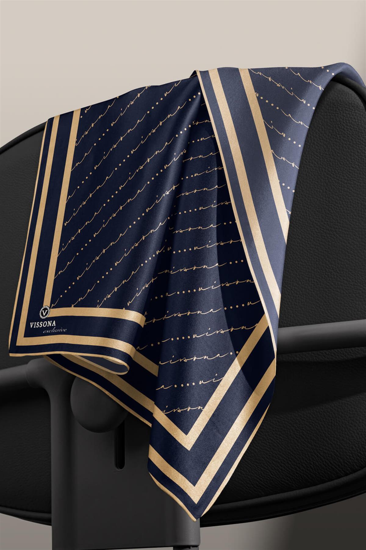 %100 Twill İpek El Yazısı Vissona Desenli Lacivert - Gold Renkli Daha Tok Exclusive Serisi 90x90 Eşarp Kenar Dikiş Şekli : El Dikişi