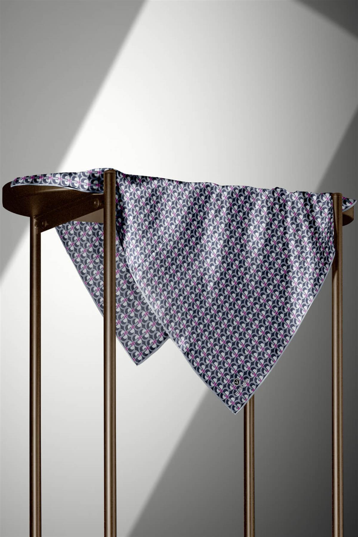 %100 Twill İpek Geometrik Desenli Gri - Fuşya Renkli 90x90 Eşarp Dikim Şekli : El Dikişi