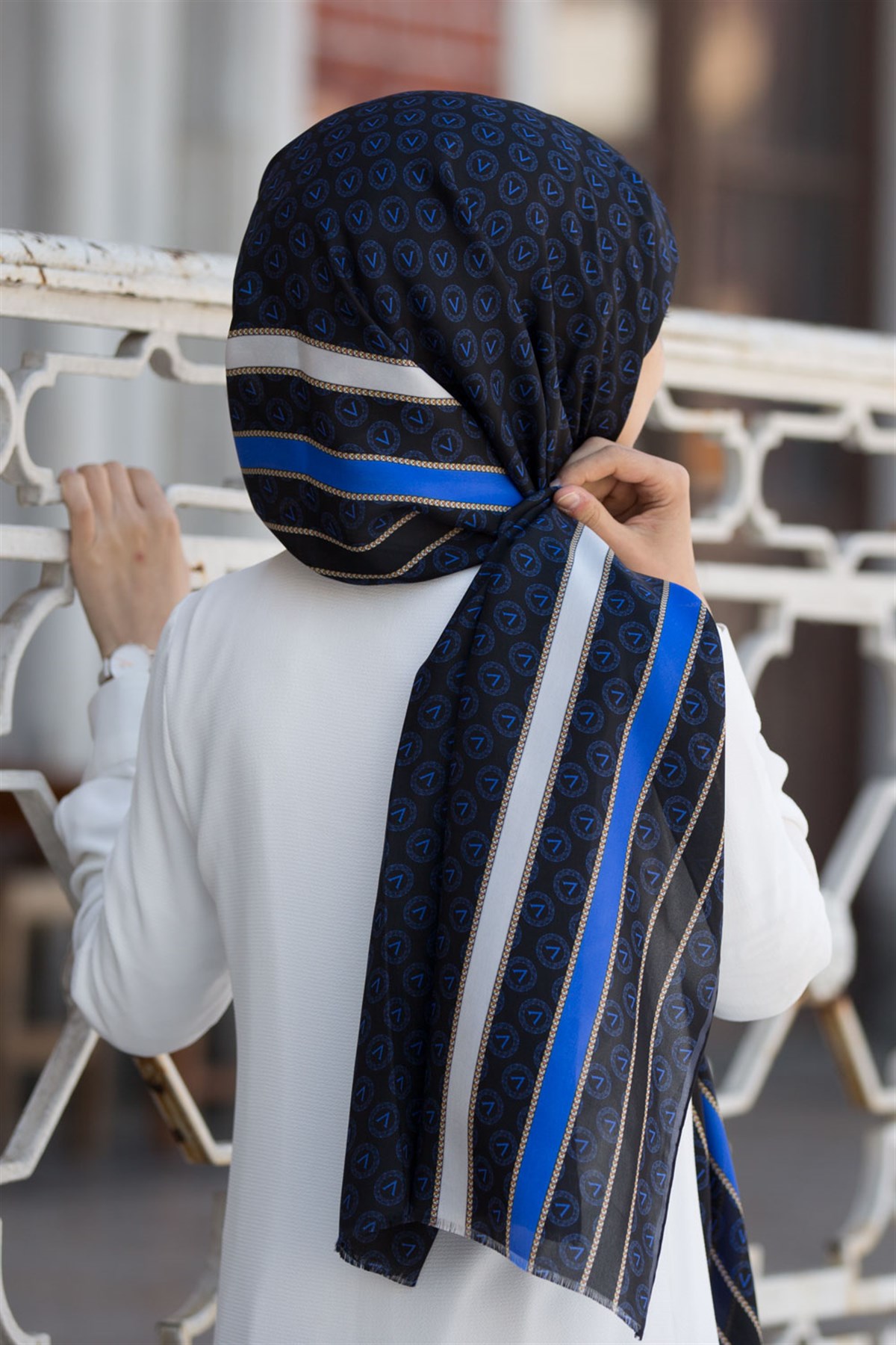 %100 İpek Monogram Desenli Siyah - Saks Renkli 92x210 Şal