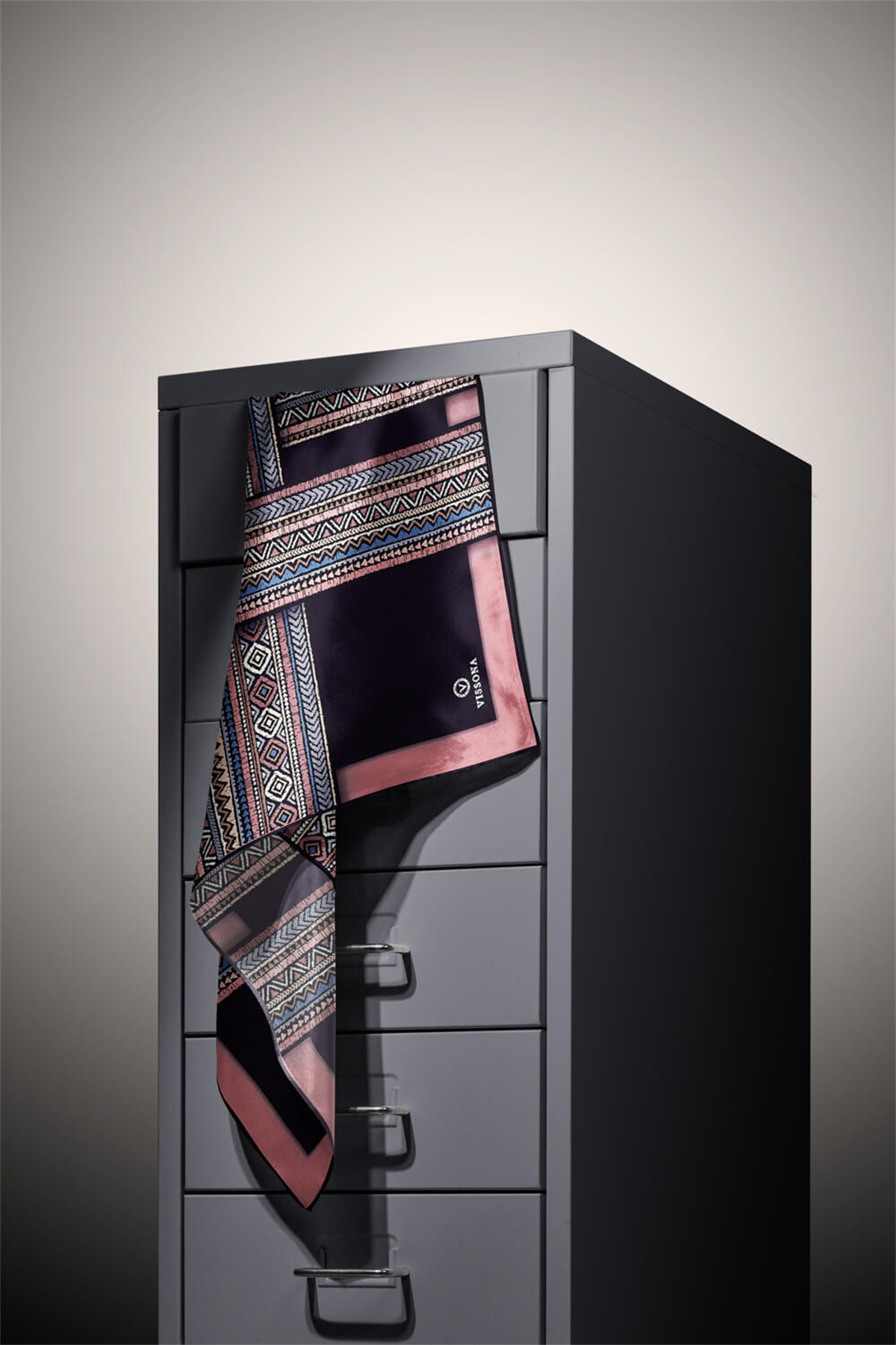 % 57 İPEK % 43 VİSKON Twill İpek Etnik Desenli Gül Kurusu - Siyah Renkli 90x90 Eşarp Dikim Şekli : El Dikişi