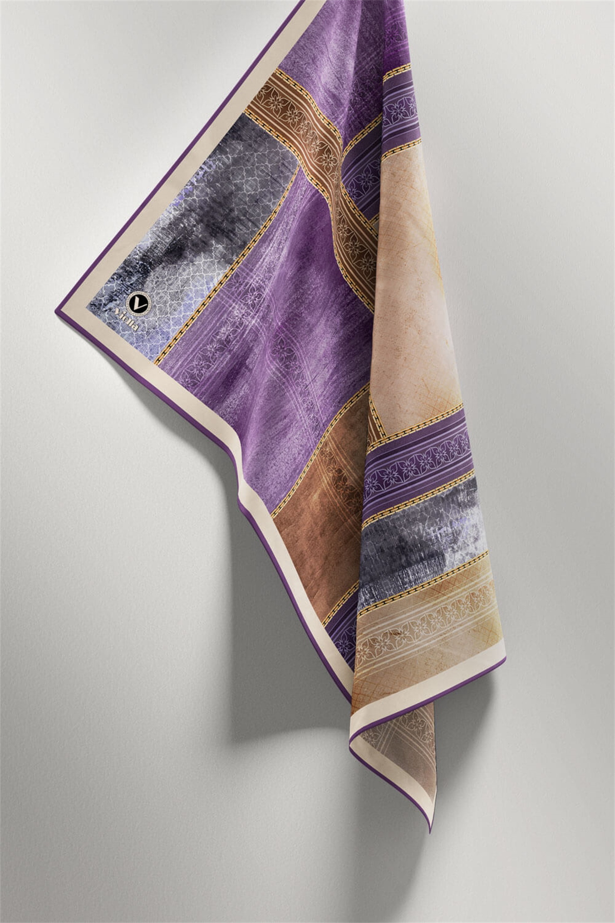 Twill Dokulu Ve Geometrik Desenli Mor Renkli 90x90 Eşarp (İpek İçermez) Dikim Şekli : El Dikişi