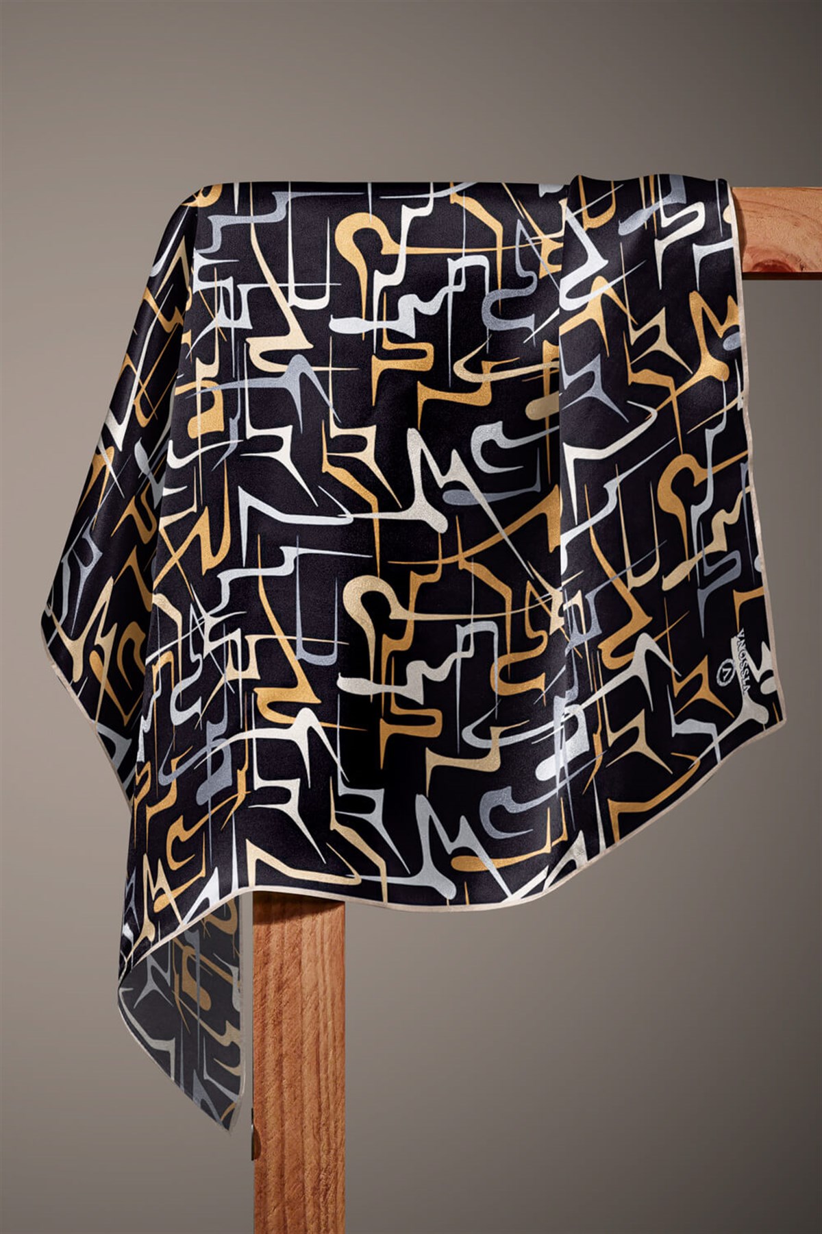 % 57 İPEK % 43 VİSKON Twill İpek Soyut Geometrik Desenli Gold - Gri Renkli 90x90 Eşarp Dikim Şekli : El Dikişi