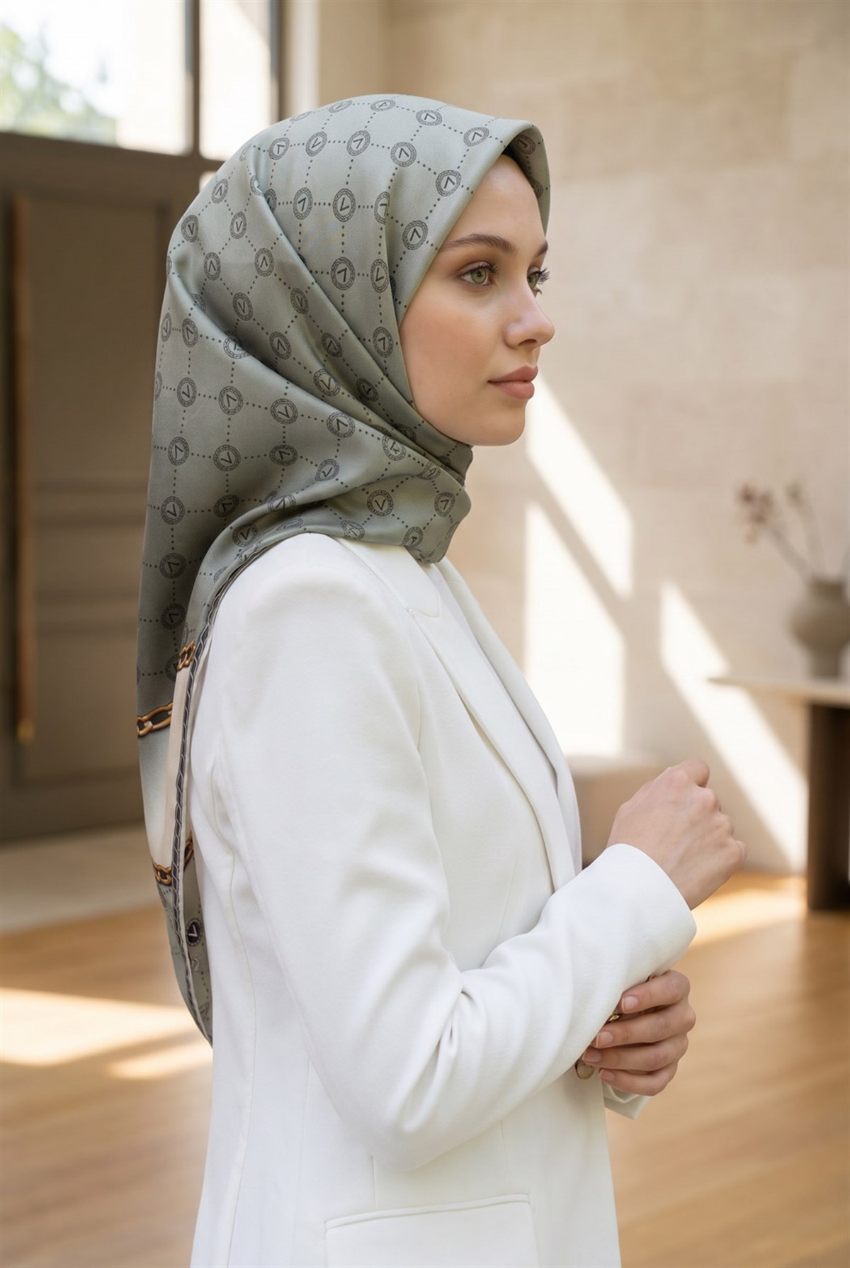 %100 Twill İpek Zincirli Ve Monogram Desenli Çağla Renkli 90x90 Eşarp Dikim Şekli : El Dikişi