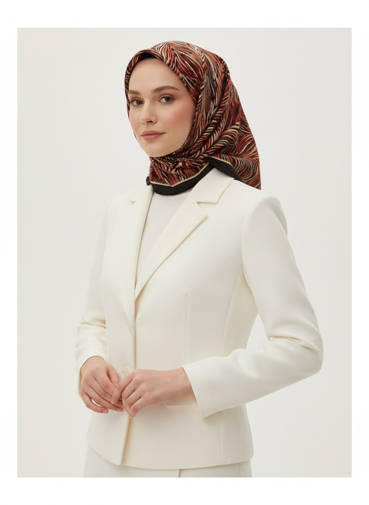 %100 Twill İpek Yaprak Desenli Siyah - Kırmızı Renkli 90x90 Eşarp Dikim Şekli : El Dikişi