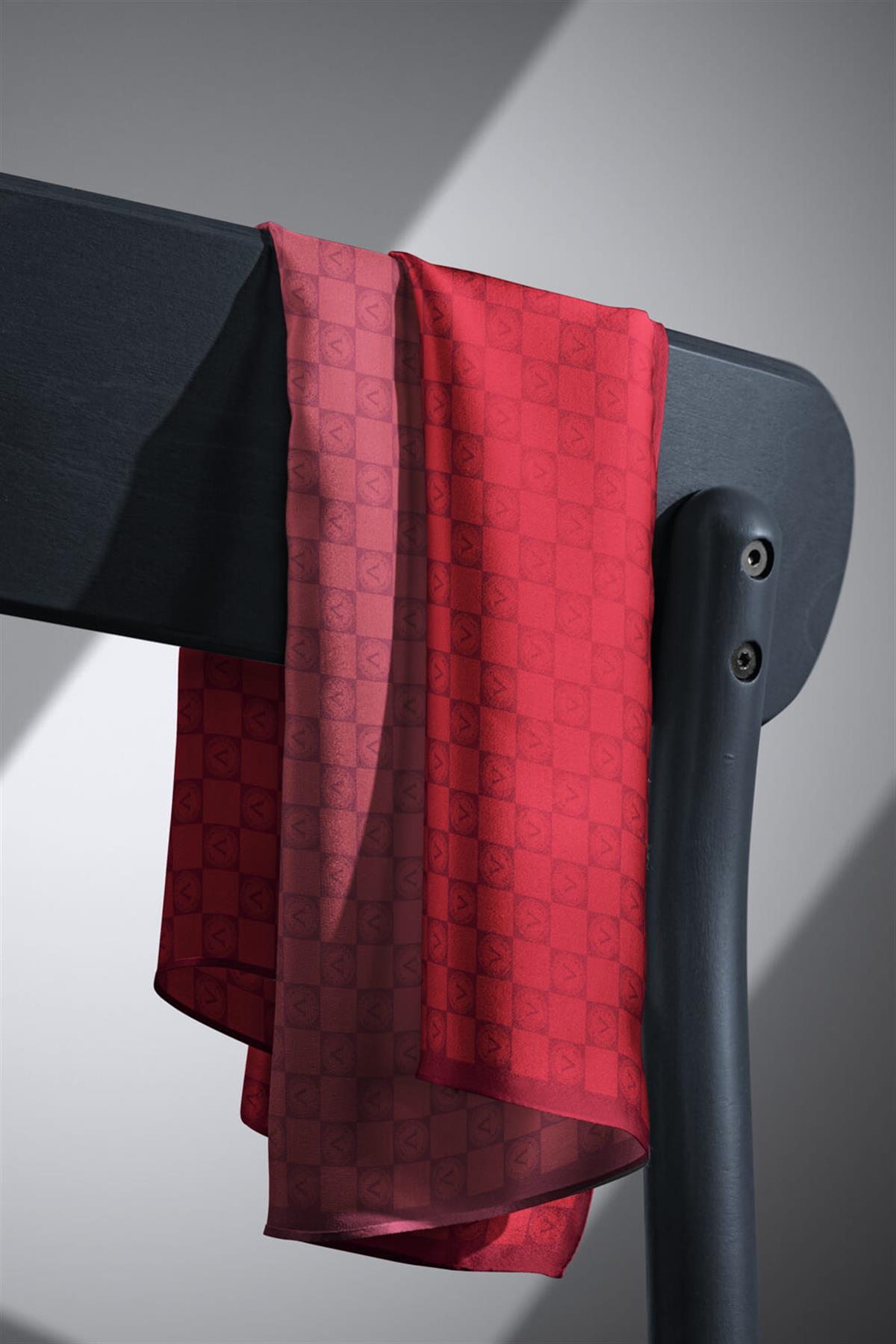 %100 Twill İpek Monogram Desenli Bordo Renkli 90x90 Eşarp Dikim Şekli : El Dikişi