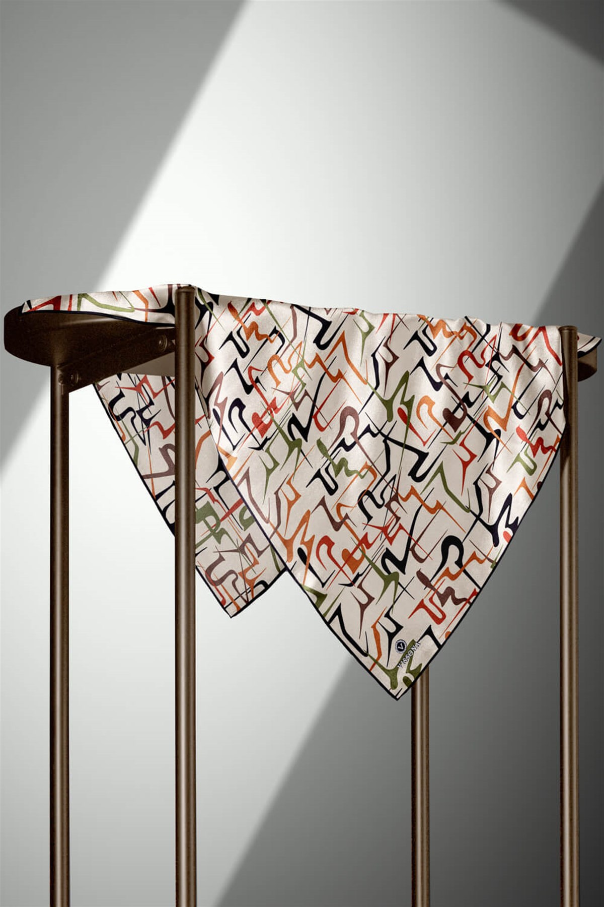 %100 Twill İpek Soyut Geometrik Desenli Taba - Haki Renkli 90x90 Eşarp Dikim Şekli : El Dikişi