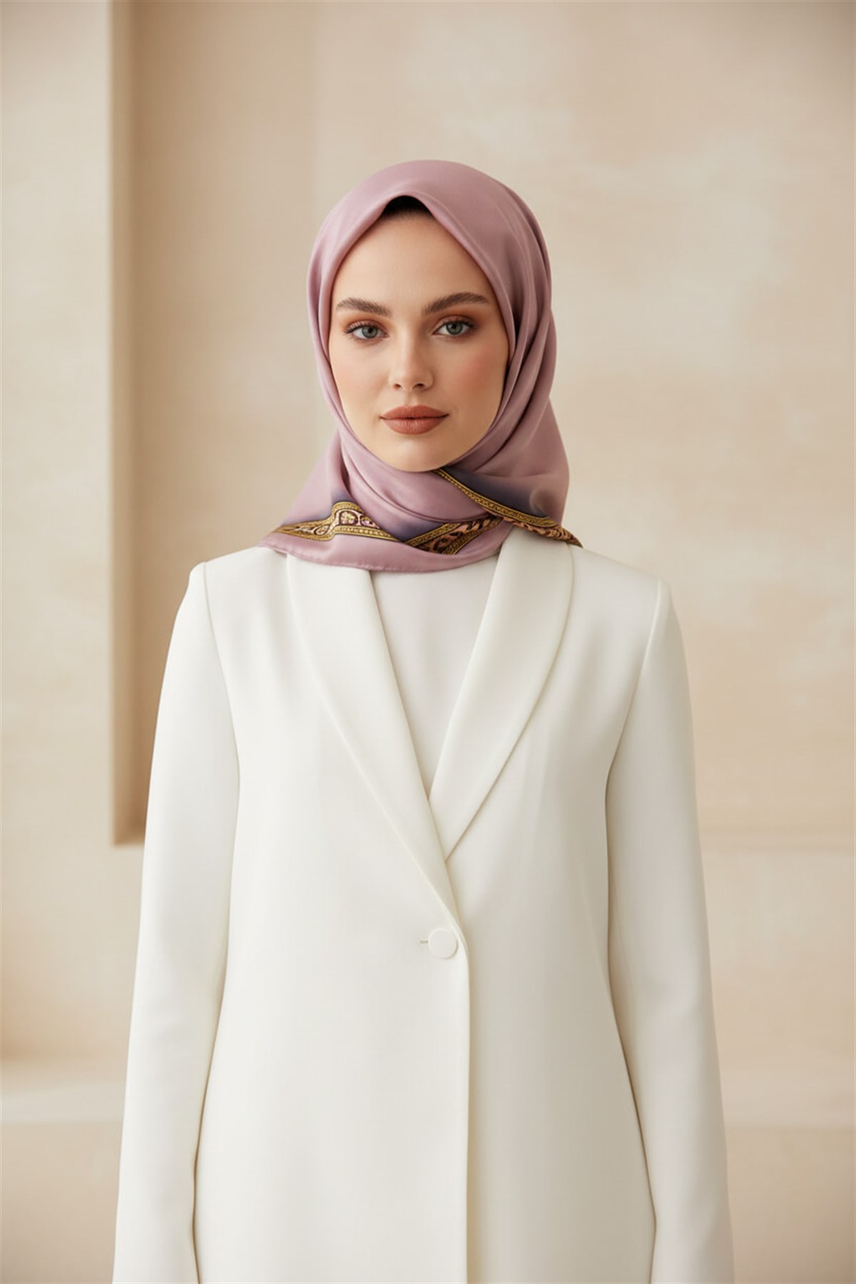%100 Twill İpek Bordürü Leoparlı Düz Desenli Pudra - Gold Renkli 90x90 Eşarp Dikim Şekli : El Dikişi