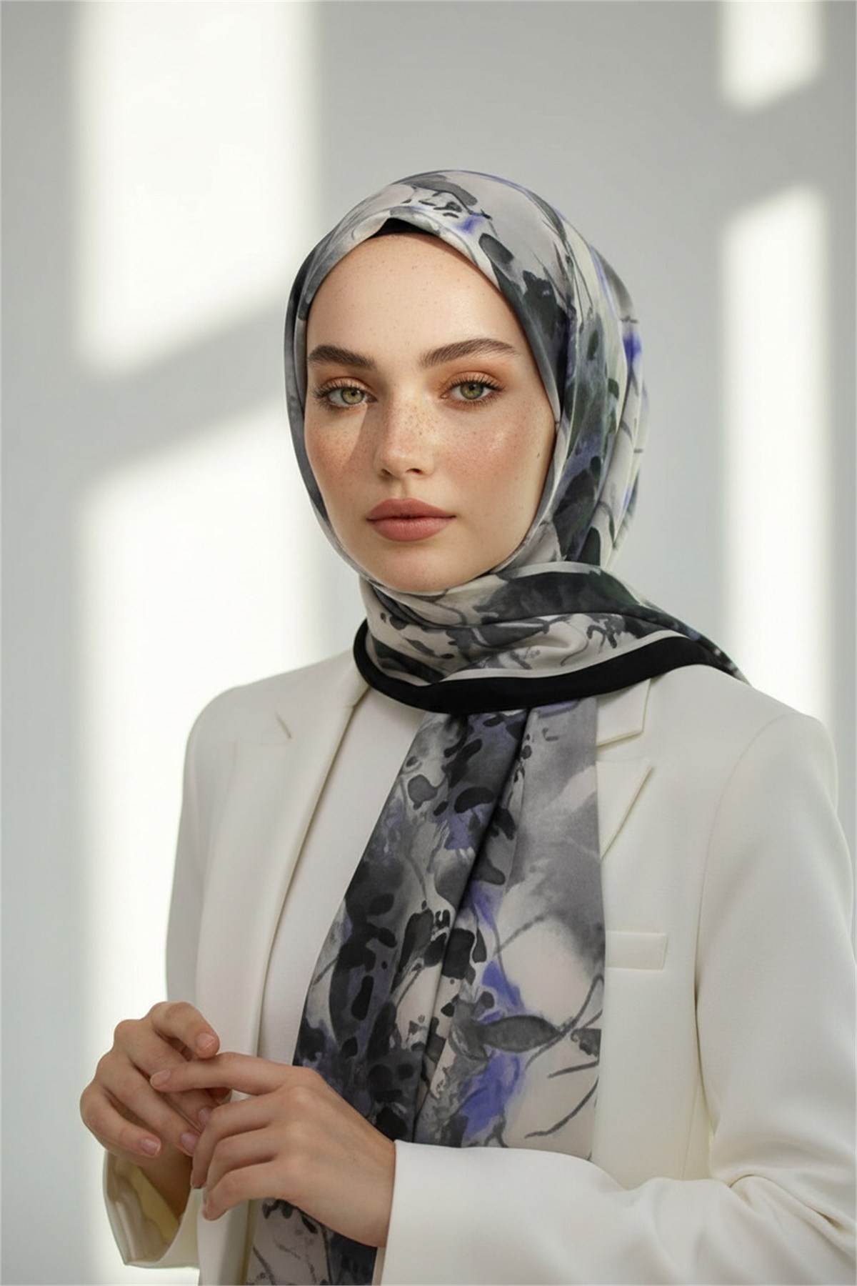 KREP SULU BOYA YAPRAK DESENLİ GRİ - İNDİGO RENKLİ 75X195 KIRIŞMAZ ŞAL