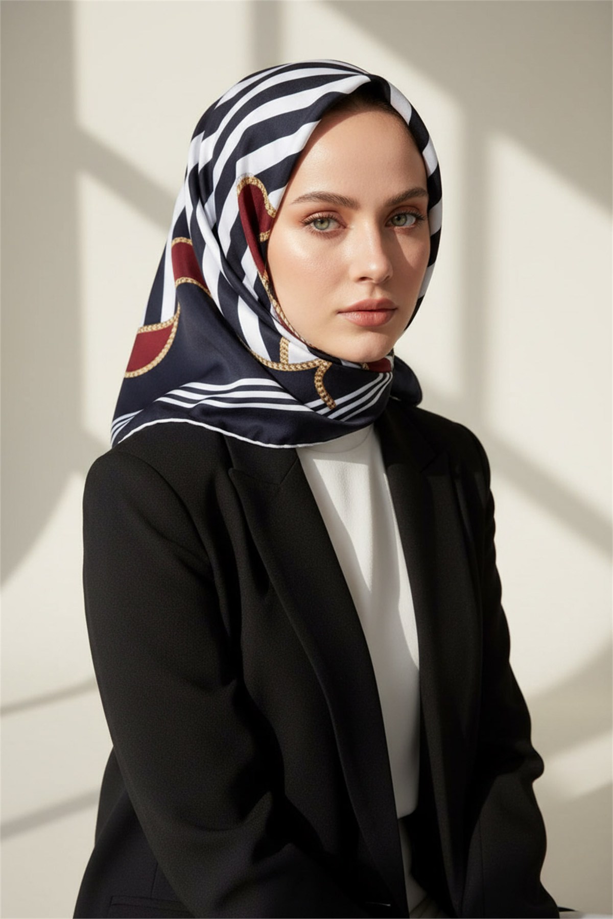 Kristal Geometrik Desenli Siyah - Bordo Renkli 90x90 Eşarp (İpek İçermez) Kenar Dikiş Şekli El Dikişli
