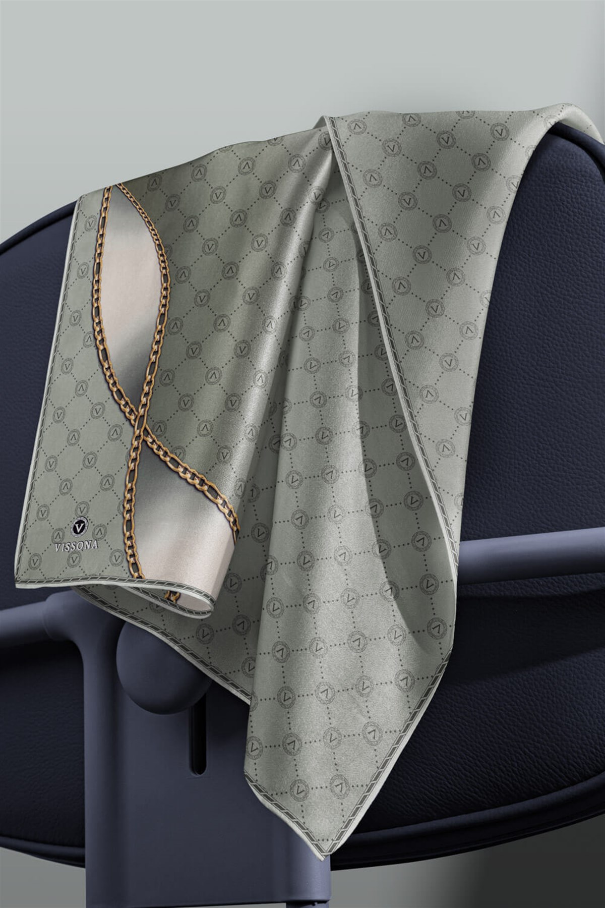 %100 Twill İpek Zincirli Ve Monogram Desenli Çağla Renkli 90x90 Eşarp Dikim Şekli : El Dikişi