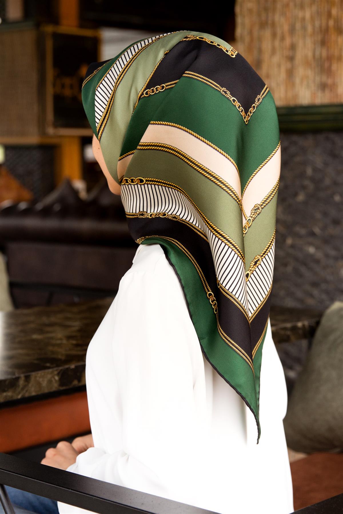 %100 Twill İpek Zincir Detaylı Geometrik Desenli Zümrüt Yeşili - Siyah Renkli 90x90 Eşarp Dikim Şekli : El Dikişi