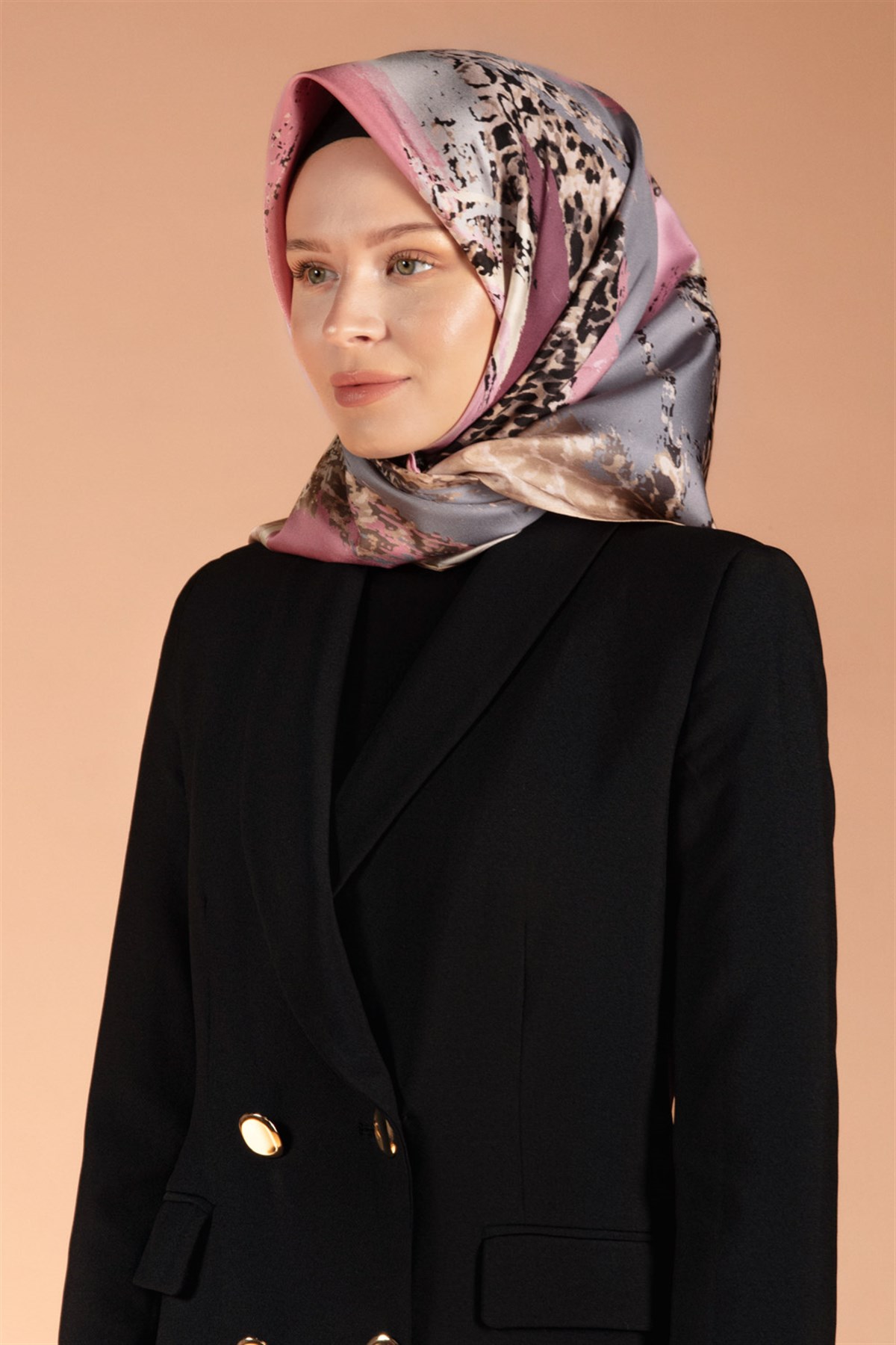 %100 Twill İpek Leopar ve Fırça Desenli Bej - Pudra Renkli 90x90 Eşarp Dikim Şekli : El Dikişi