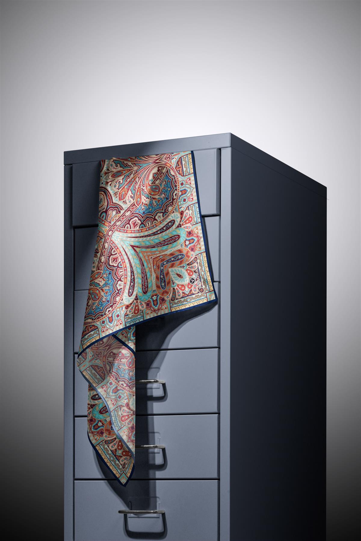 100% Twill İpek Etnik Desenli Lacivert Renkli 90x90 Dikim Şekli : El Dikişi Eşarp