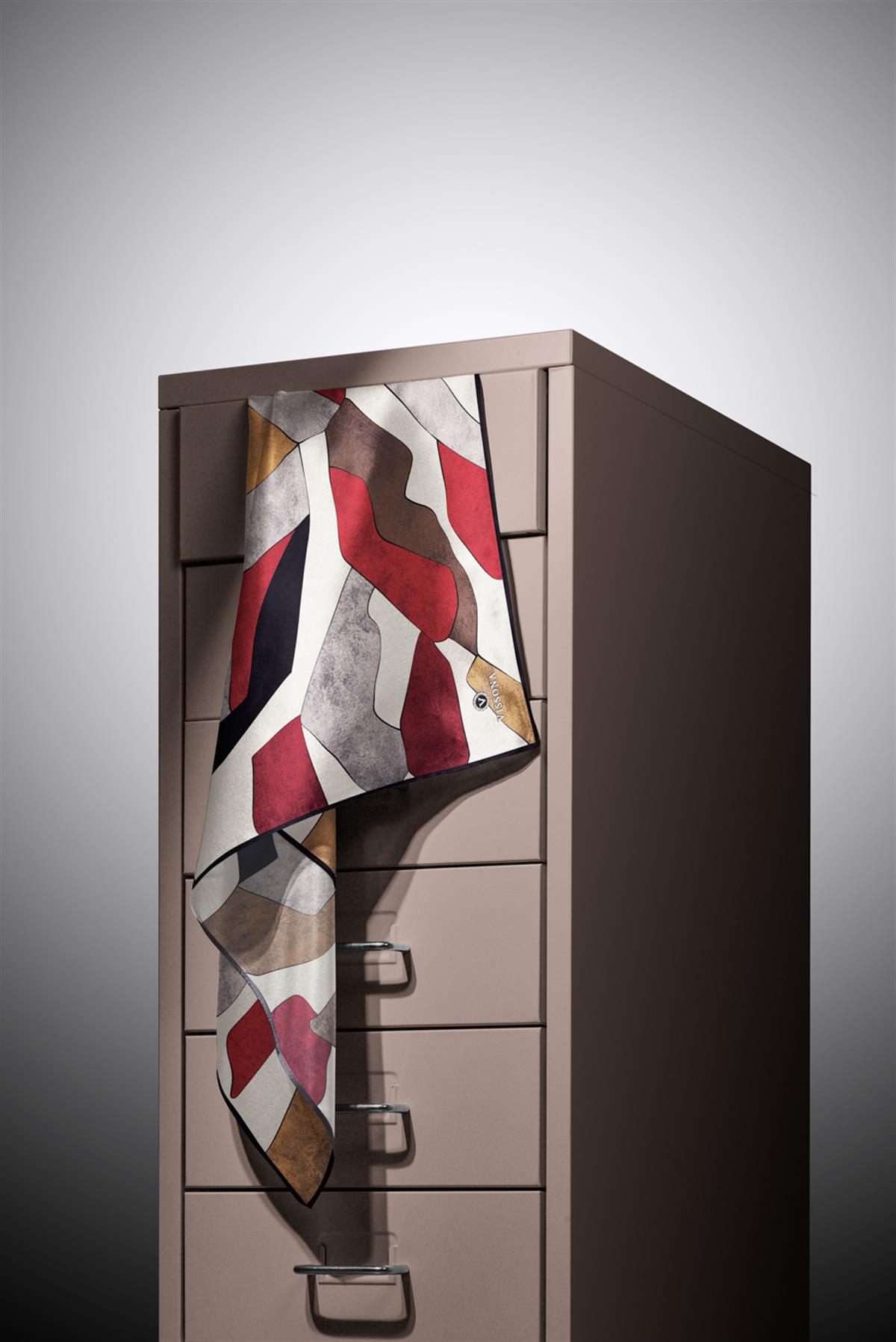 %100 Twill İpek Geometrik Desenli Bej - Bordo Renkli 90x90 Eşarp Dikim Şekli : El Dikişi