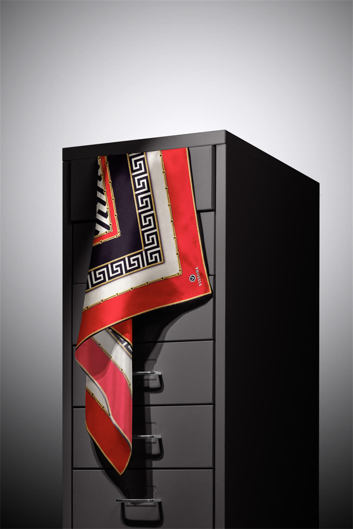 %100 Twill İpek Labirent Ve Geometrik Desenli Kırmızı - Siyah Renkli 90x90 Eşarp Dikim Şekli : El Dikişi