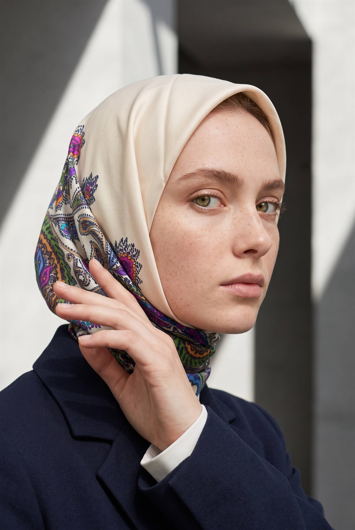 100% Twill İpek Etnik Desenli Krem Renkli 90x90 Dikim Şekli : El Dikişi Eşarp