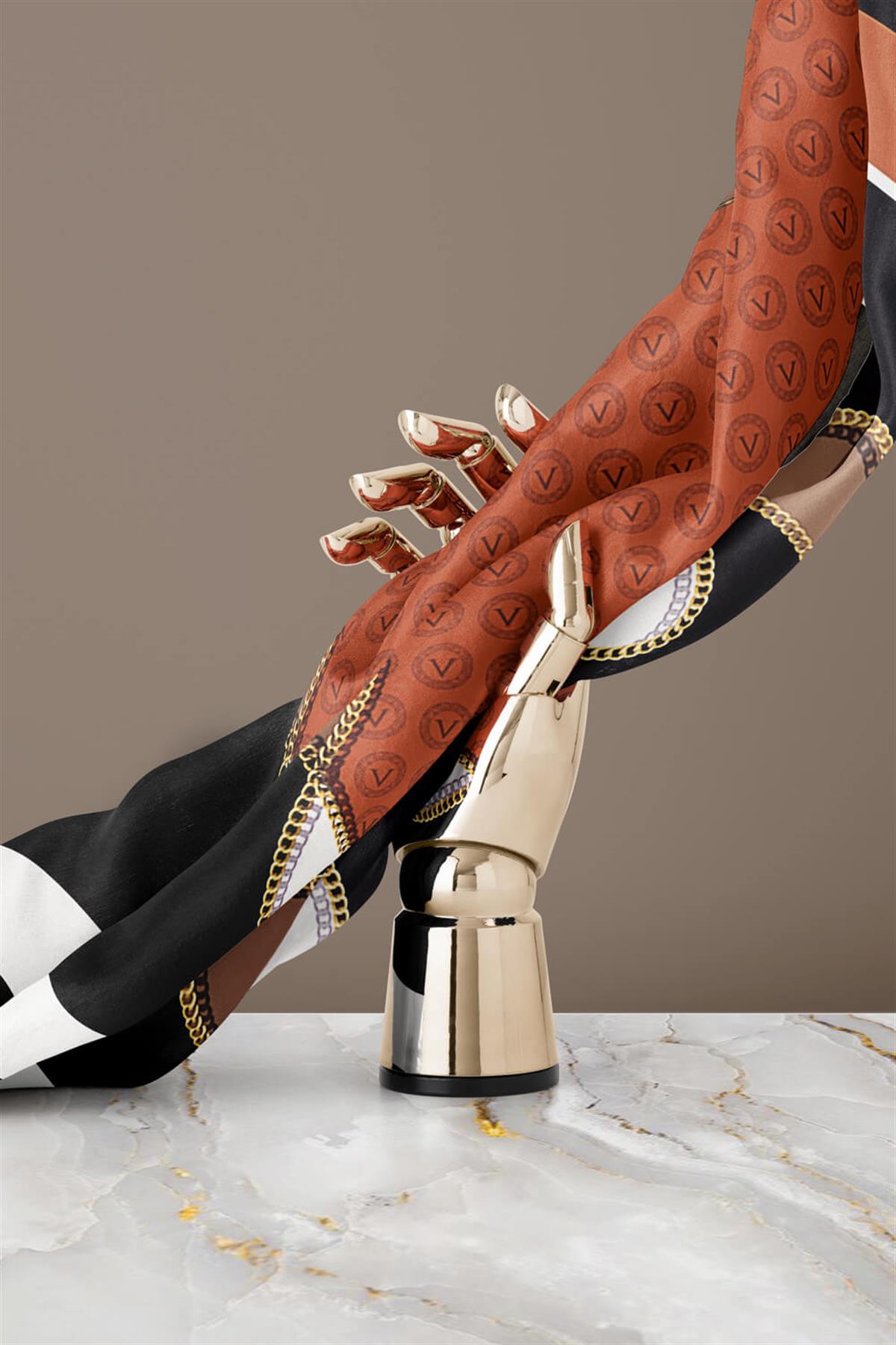 %100 Twill İpek Zincirli Ve Monogram Desenli Taba - Siyah Renkli 90x90 Eşarp Dikim Şekli : El Dikişi