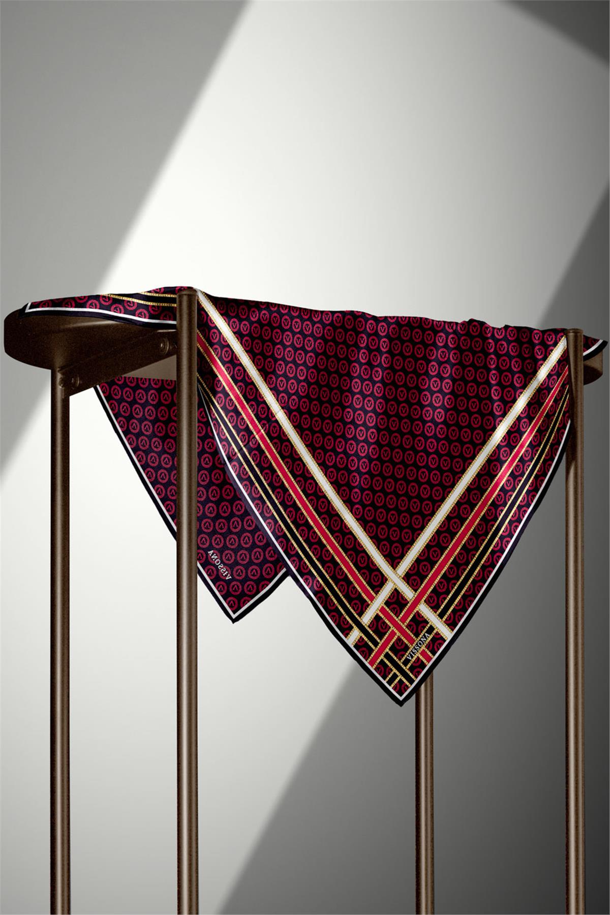 %100 Twill İpek Monogram Desenli Siyah - Bordo Renkli 90x90 Eşarp Dikim Şekli : El Dikişi