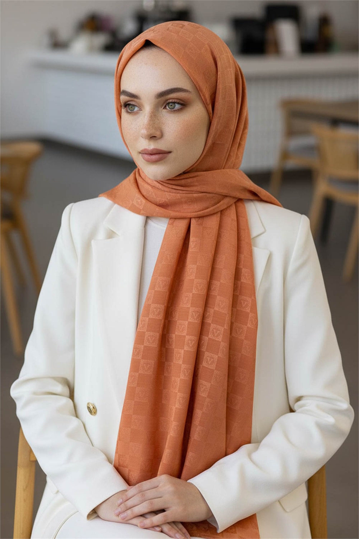 Vissona %57 İPEK %43 PAMUK Monogram Desenli Turuncu Renkli Şal -  70x190 Dikiş Tipi İtalyan Dikişli