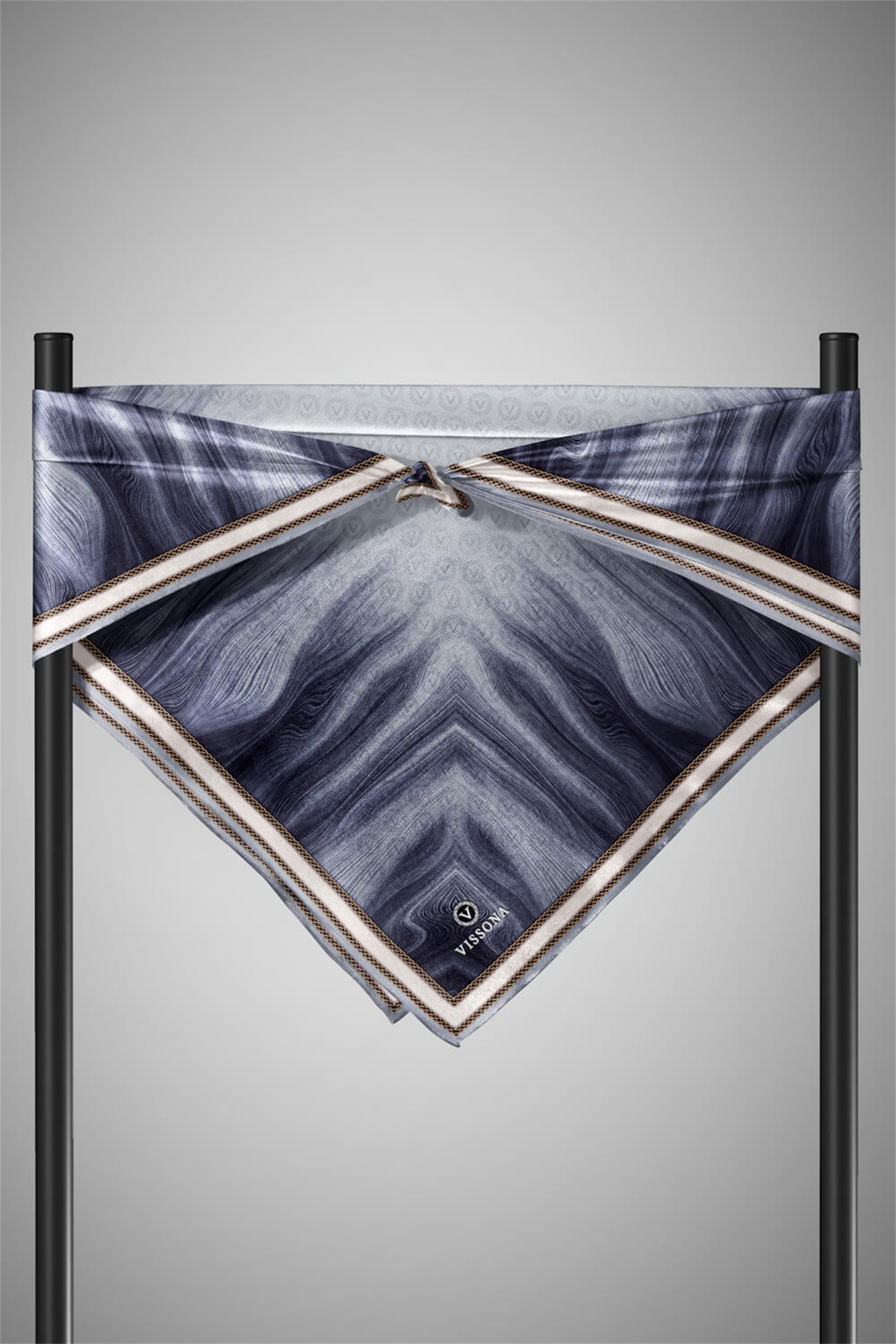 100% Twill İpek Monogram Desenli Gri Renkli 90x90 Dikim Şekli : El Dikişi Eşarp