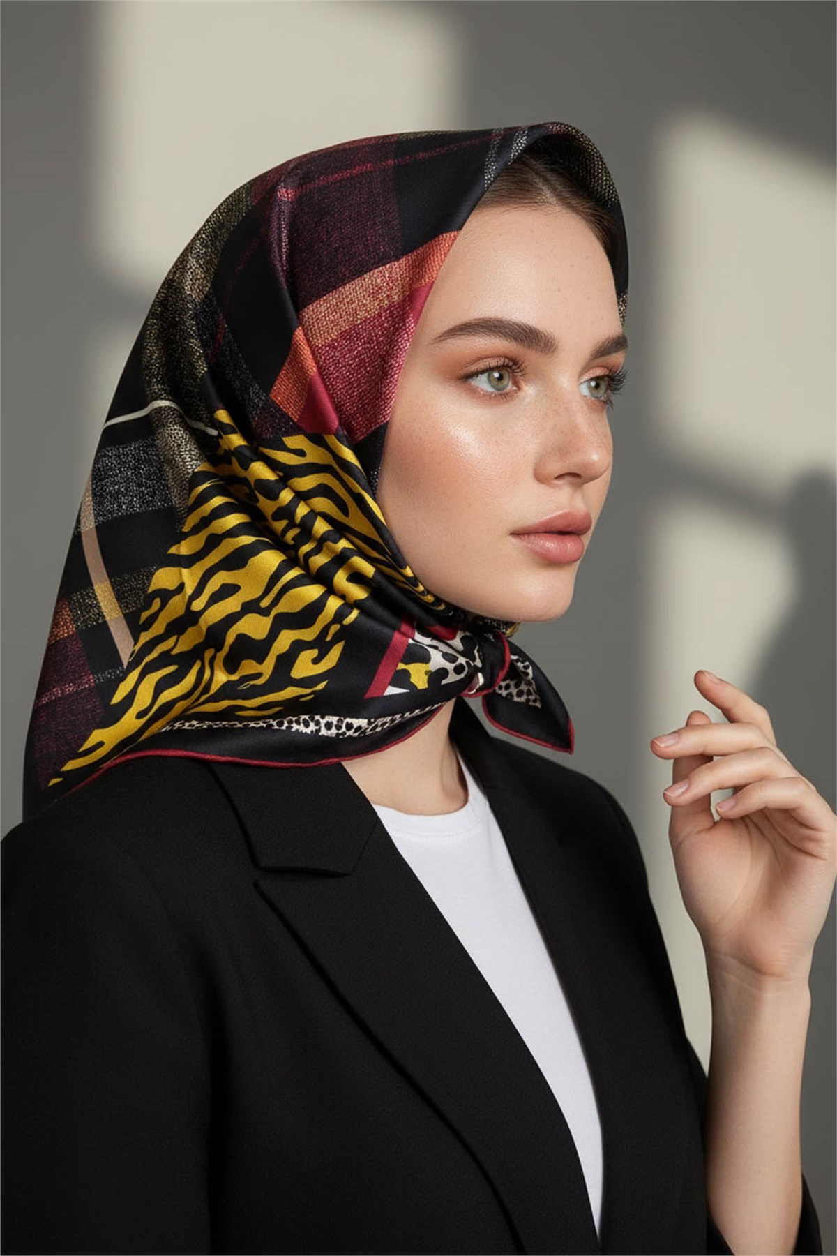 %100 Twill İpek Ekoseli Ve Leopar Desenli Siyah - Bordo Renkli 90x90 Eşarp Dikim Şekli : El Dikişi