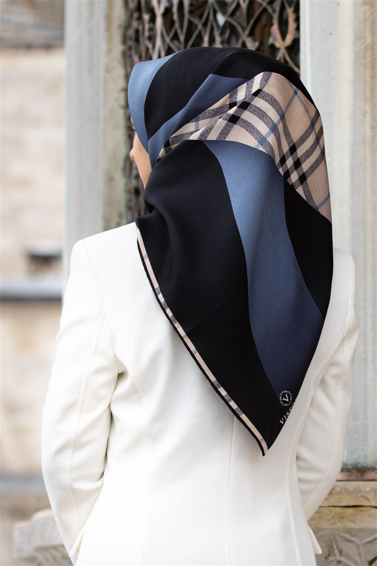 % 57 İPEK % 43 VİSKON Twill İpek Ekose Desenli İndigo - Siyah Renkli 90x90 Eşarp Dikim Şekli : El Dikişi