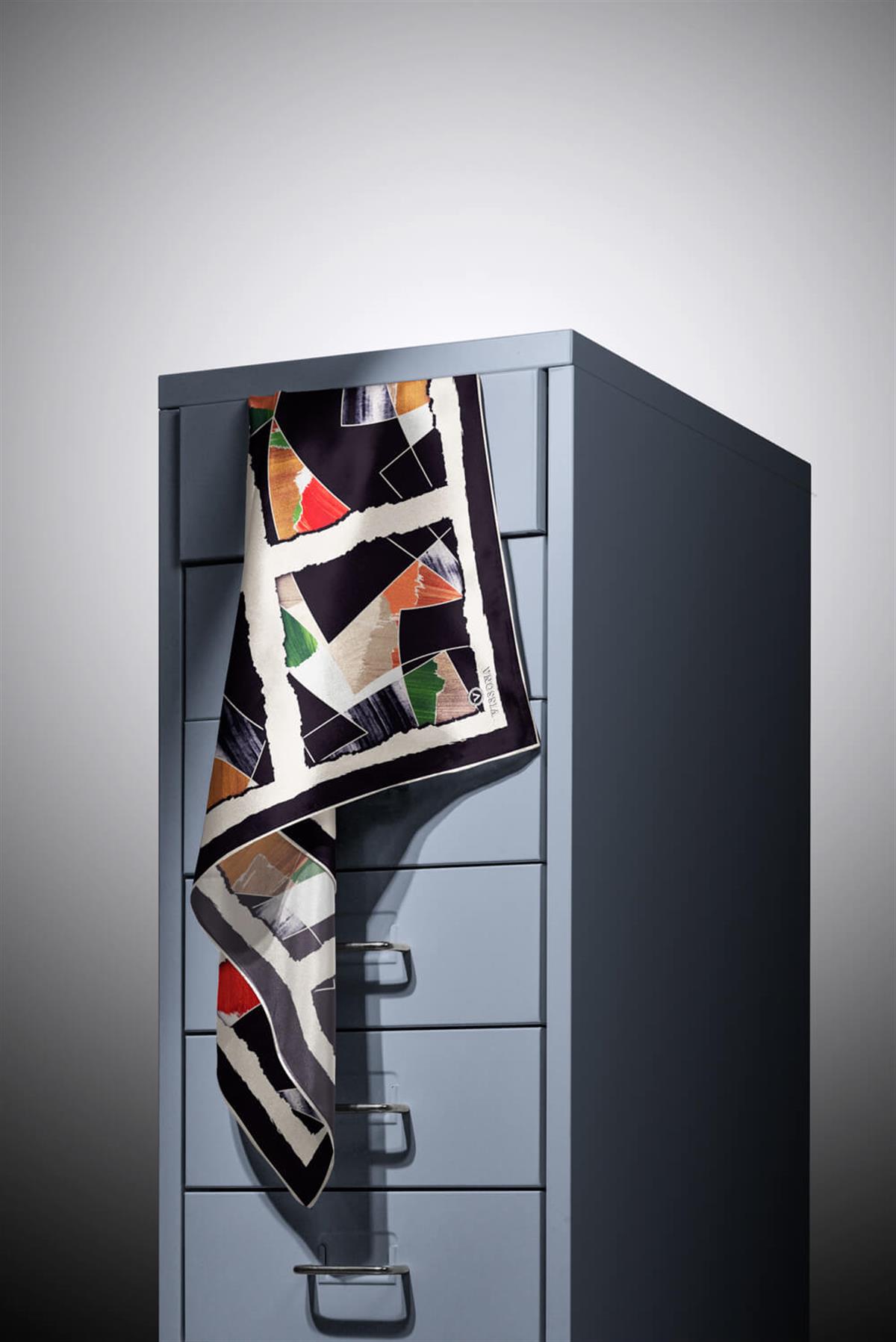 %100 Twill İpek Geometrik Desenli Turuncu - Zümrüt Yeşili Renkli 90x90 Eşarp Dikim Şekli : El Dikişi