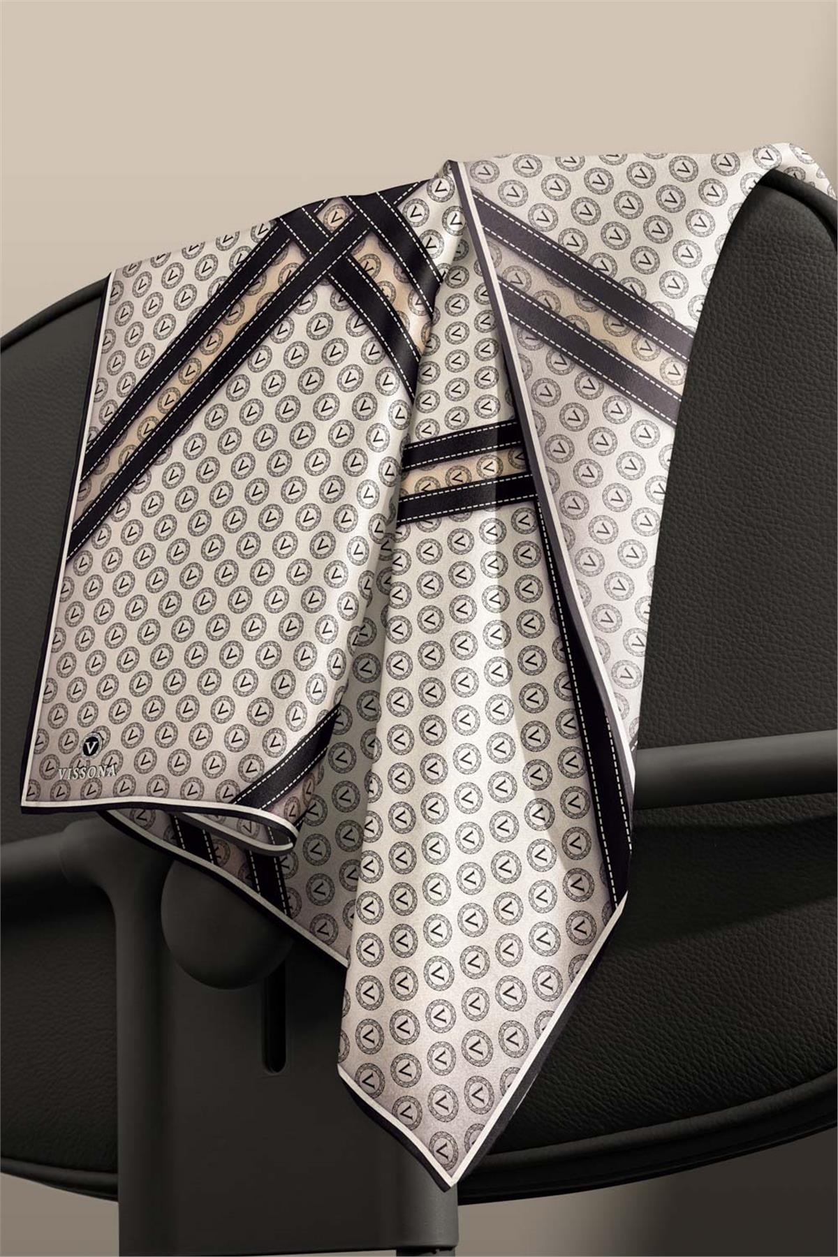 %100 Twill İpek Monogram ve Şerit Desenli Krem - Siyah Renkli 90x90 Eşarp Dikim Şekli : El Dikişi