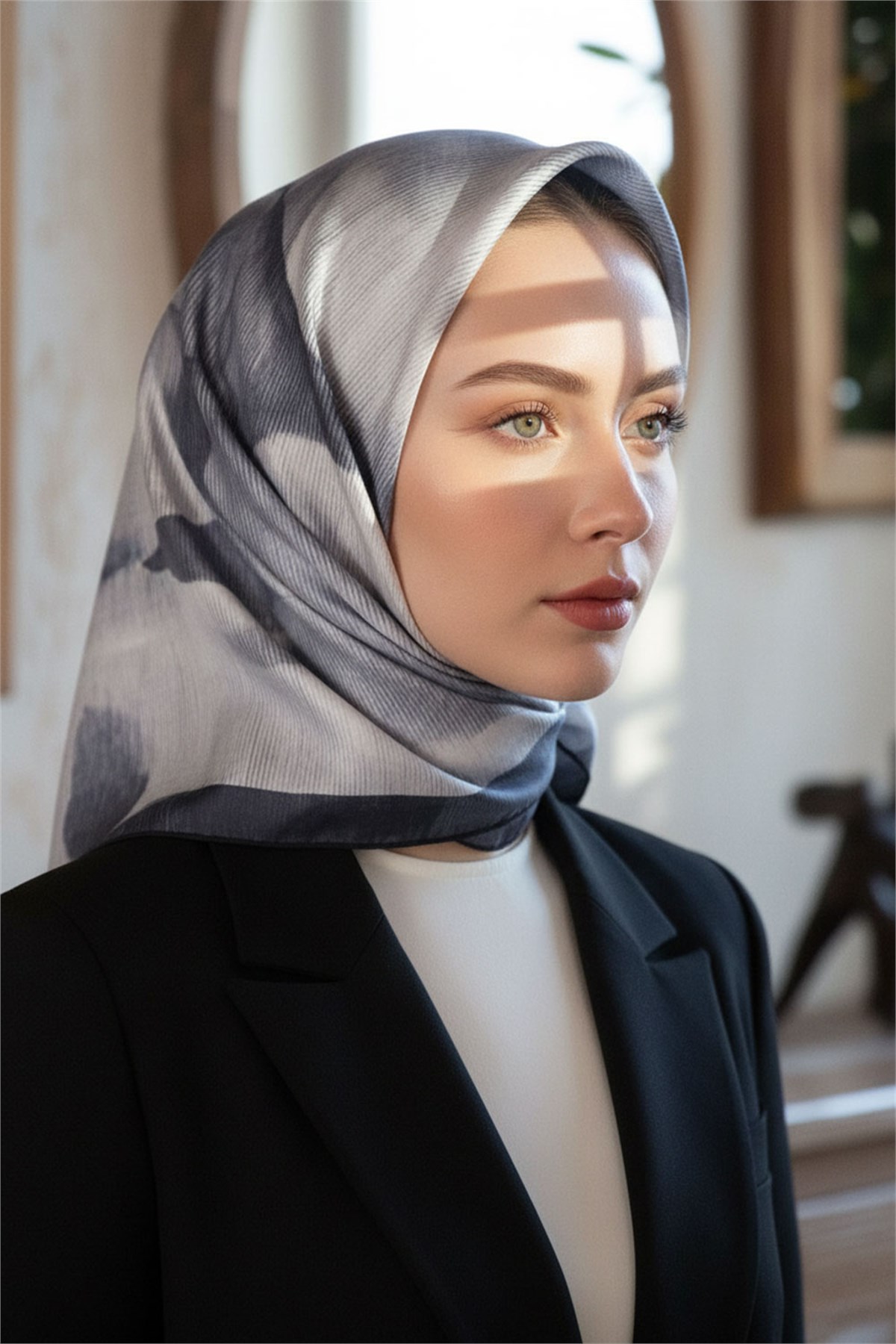%100 Twill İpek Yaprak Desenli Gri - Siyah Renkli 90x90 Eşarp Dikim Şekli : El Dikişi